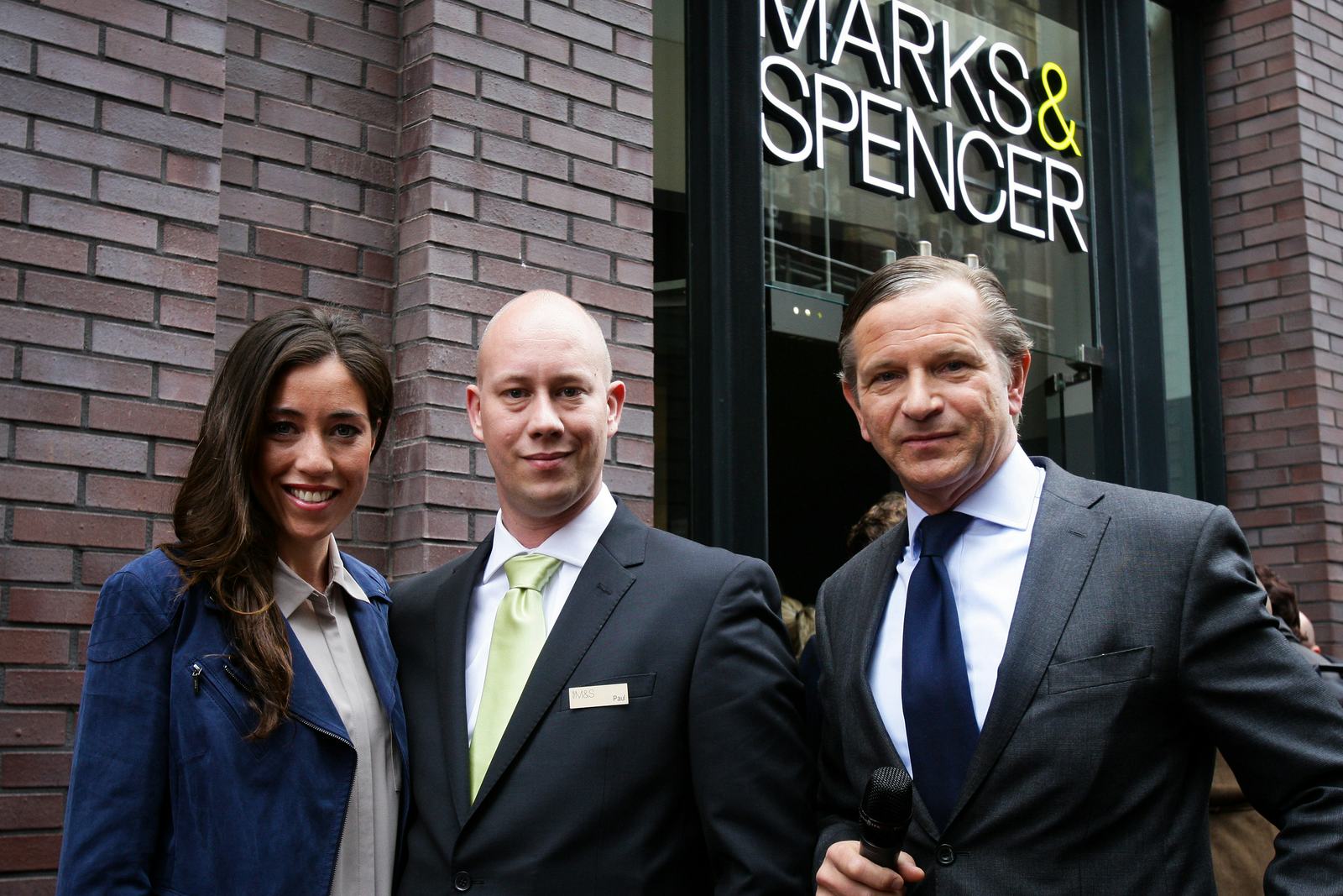 Marc Bolland (rechts) bij de opening van de vestiging aan de Kalverstraat in 2013. Foto: Diederik van der Laan