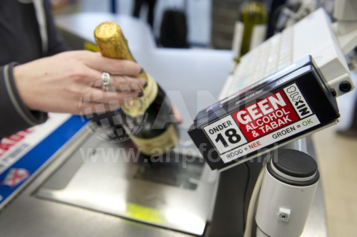 Net als in supermarkten moet bij het afleveren van online bestelde alcoholhoudende drank de leeftijd van de koper worden gecheckt.