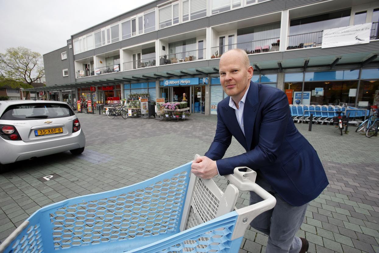 Marco Outshoorn voor de vestiging aan het Cassandraplein Foto: Bert Jansen