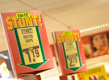 Em-Té scherpte de prijzen van zowel het standaard assortiment als de aanbiedingen in de folder flink aan. Met het oog op de ombouw van minimaal 38 Edah's naar Em-Té wil en moest de formule de strijd aangaan met de grote landelijke ketens. Em-Té beweerde 7 procent goedkoper te zijn dan marktleider Albert Heijn. Em-Té bestaat niet meer. Foto: Archief Distrifood