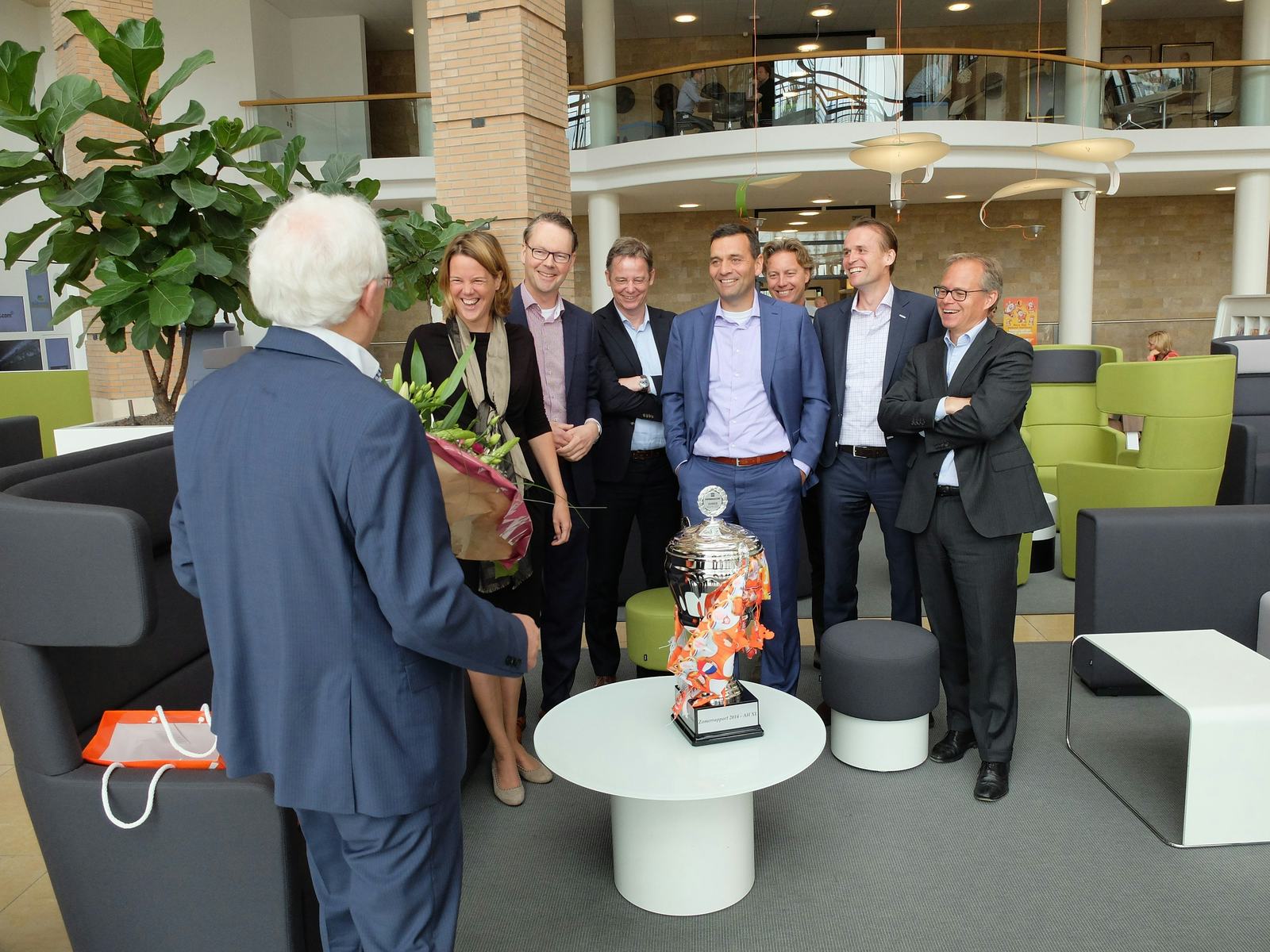 Onderzoeksdirecteur Joop Holla van GfK geeft uitleg over de scores in het Zomerrapport. AH XL doet het wel iets minder, maar neemt toch de eerste plaats weer over.