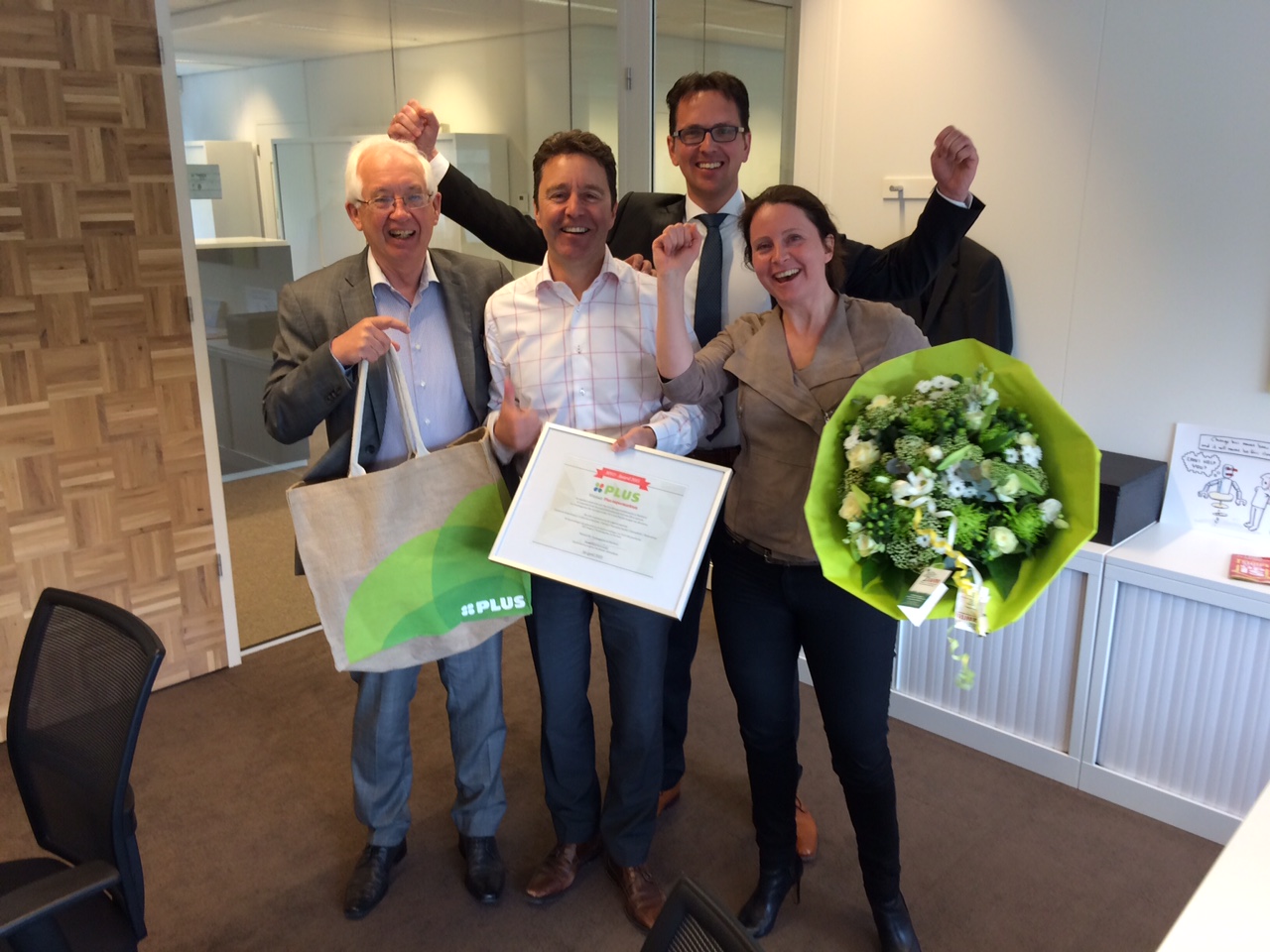 Joop Holla van GfK (l) verraste vanochtend Commercieel Directeur Eric Leebeek, Marketing Manager Marco Maatman en Category Manager Vers Sepha Smit (vlnr).