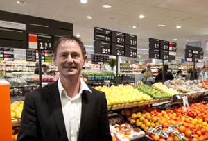 Archieffoto Hans Geveling in een van zijn AH-vestigingen.