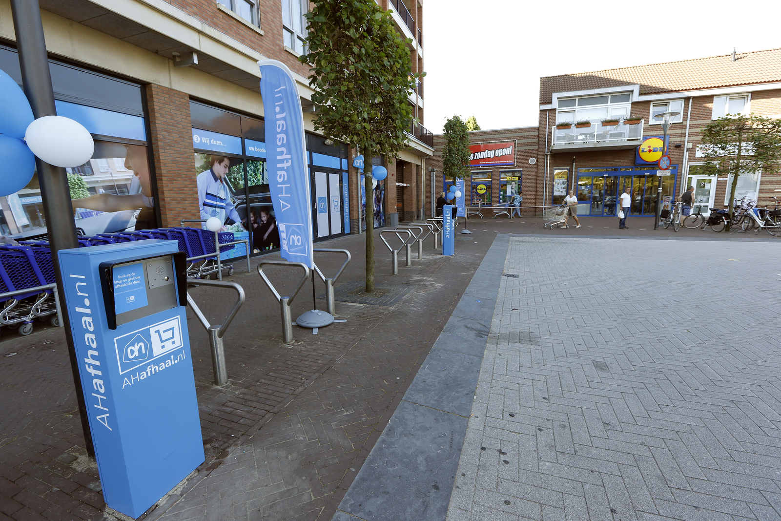 Archieffoto Raadhuisplein Panningen (2015). Albert Heijn en Lidl zijn er naast elkaar gevestigd. 