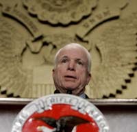 InBev brengt John McCain in lastig parket