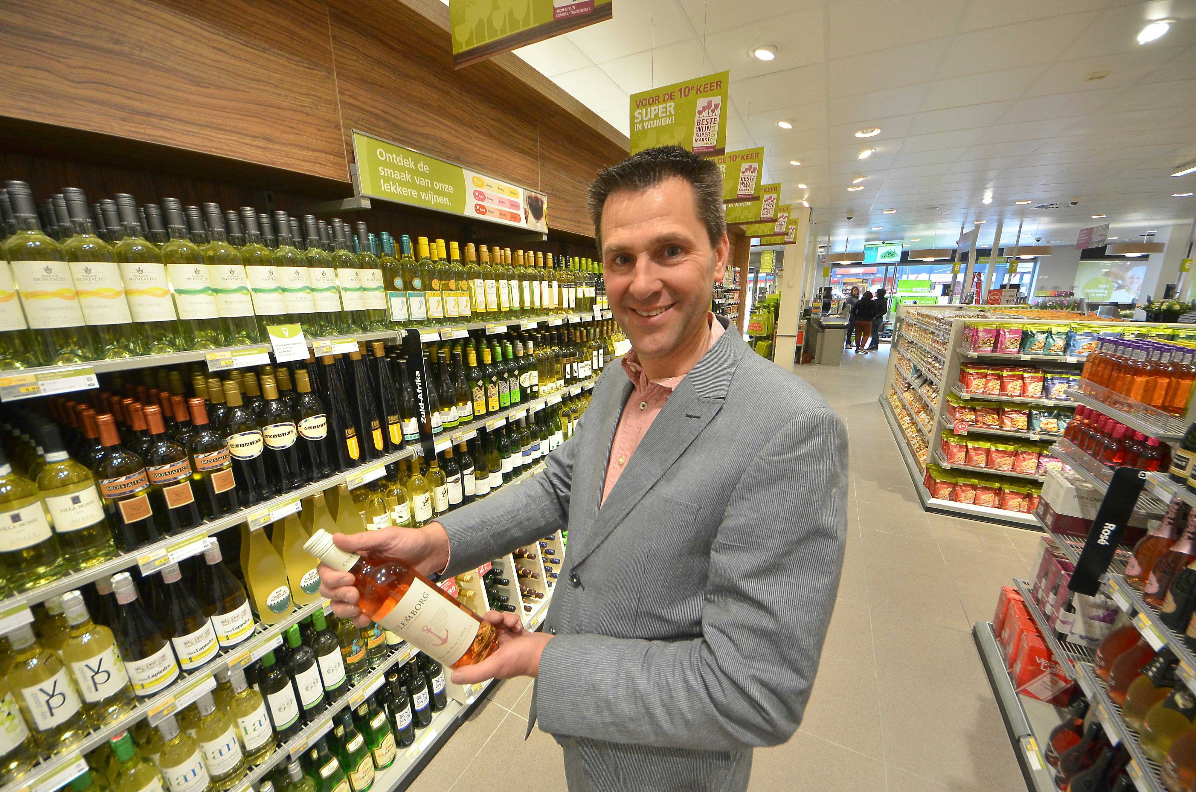 Giel Smits, trots op de wijnafdeling die ook een Culemborgse wijn in assortiment heeft.