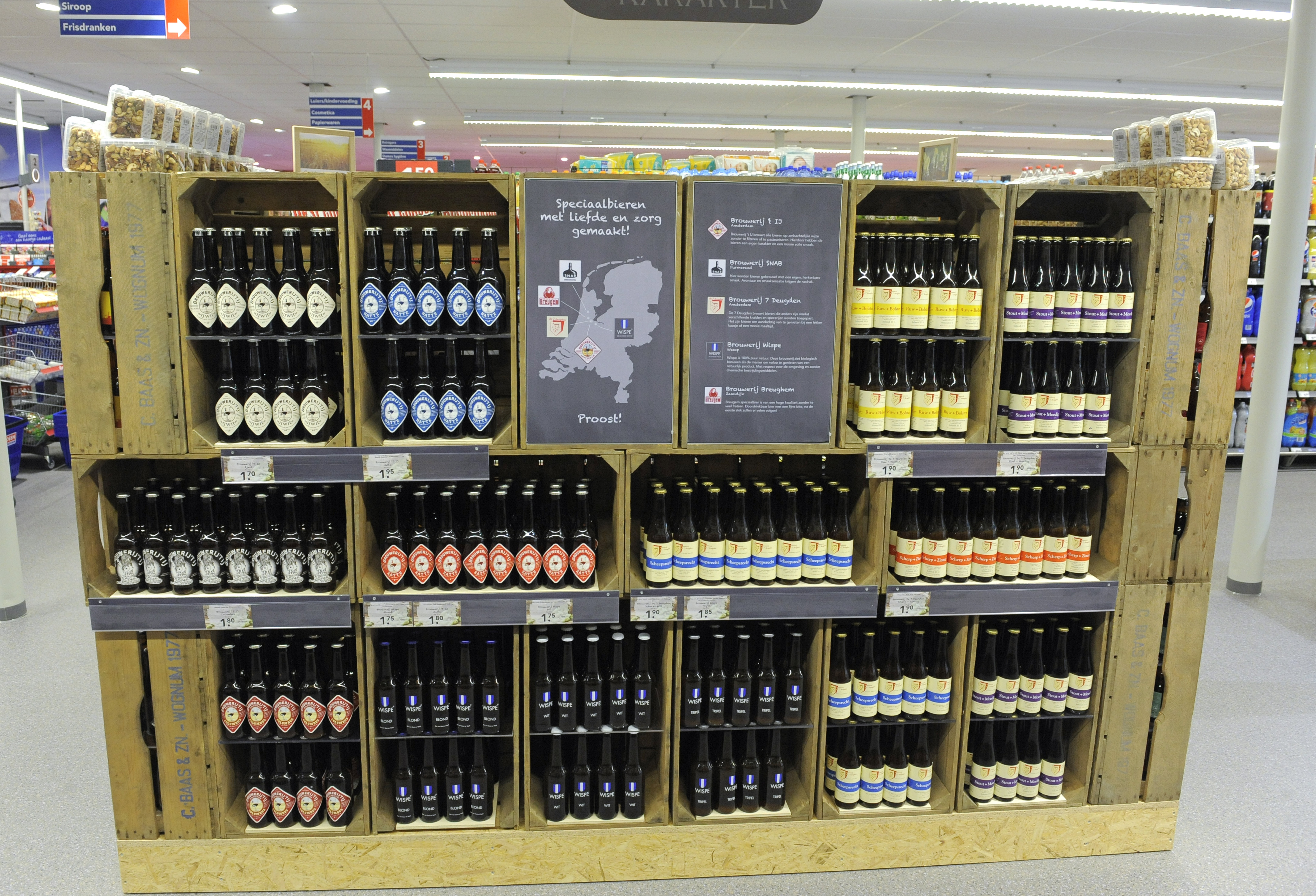 Deen verkoopt biertjes van brouwers uit de regio.