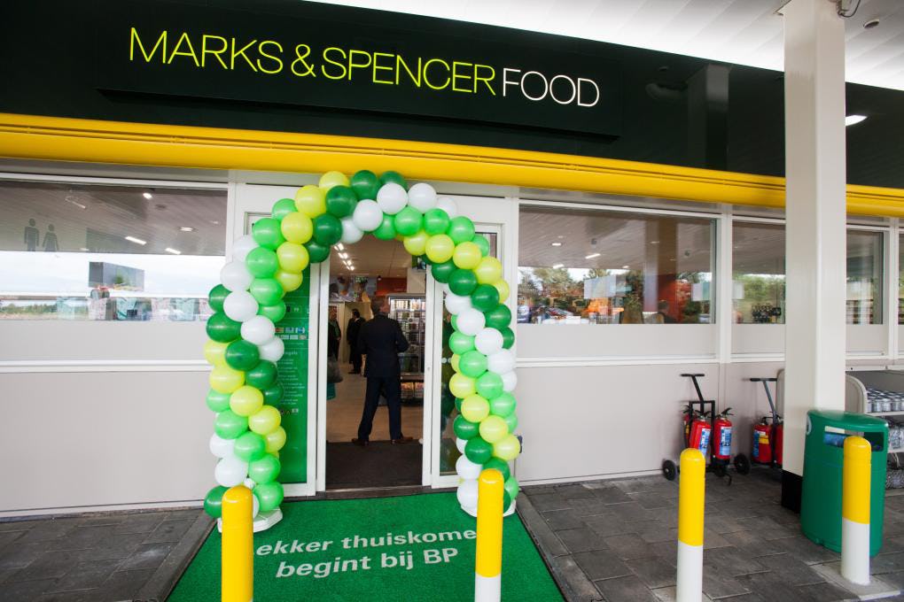 Marks & Spencer heeft de samenwerking met BP in Nederland gestopt. Dit is onderdeel van veel grotere verandering bij de Britse onderneming.
