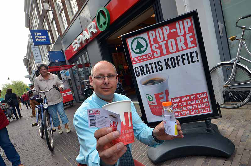 Edwin van Holland, uitbater van de Spar City Store in Delft promootte destijds zijn winkel met gratis jus en koffie.