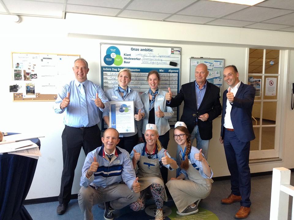 AH Boender viert het behalen van het IDB-certificaat.