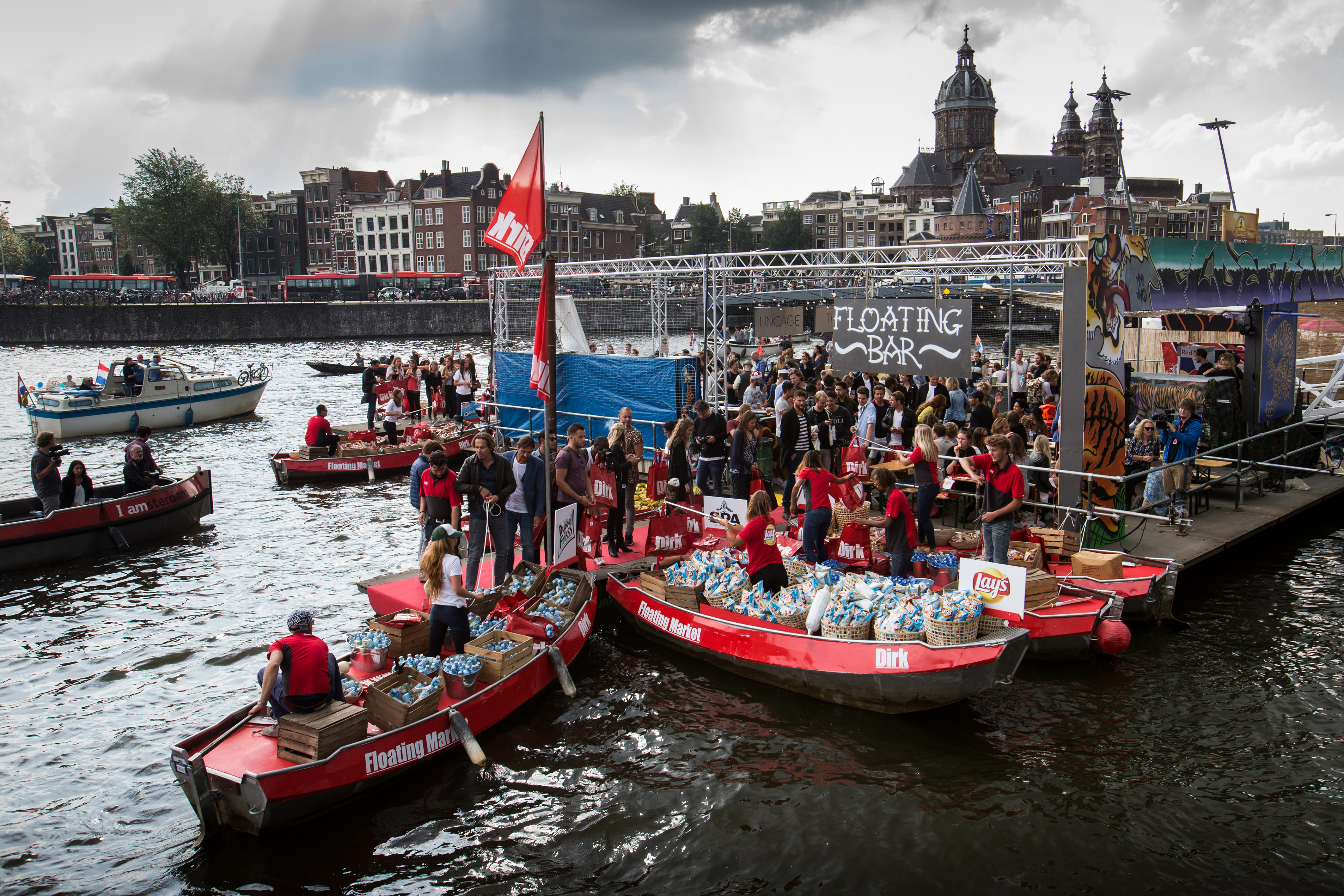 AMSTERDAM - Drijvende Dirk Supermarkt tijdens Sail 2015. FOTO: DIEDERIK VAN DER LAAN