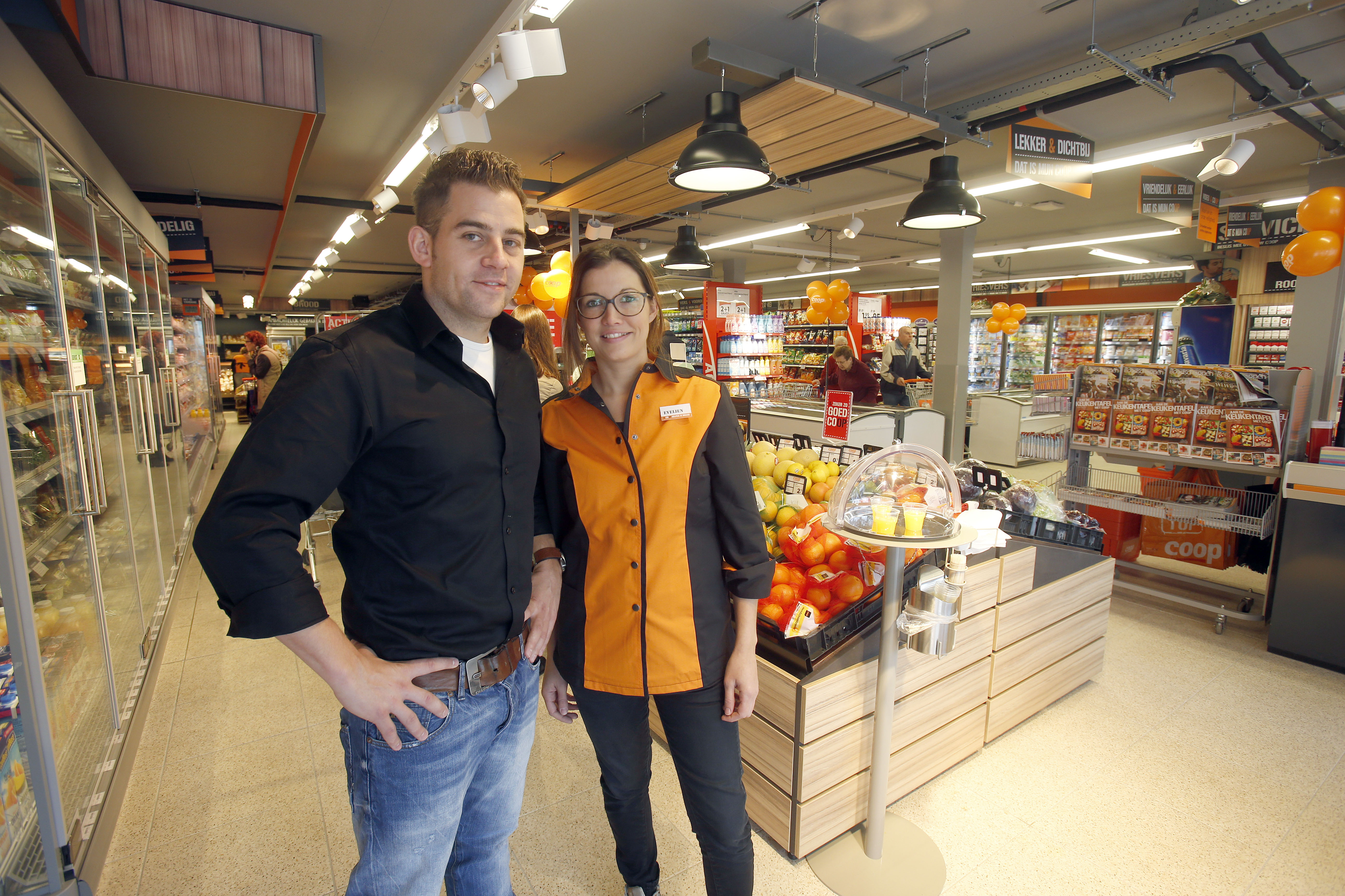 Ton van Buel en vriendin Evelien, de ondernemers van CoopCompact Odiliapeel. (Foto Bert Jansen)