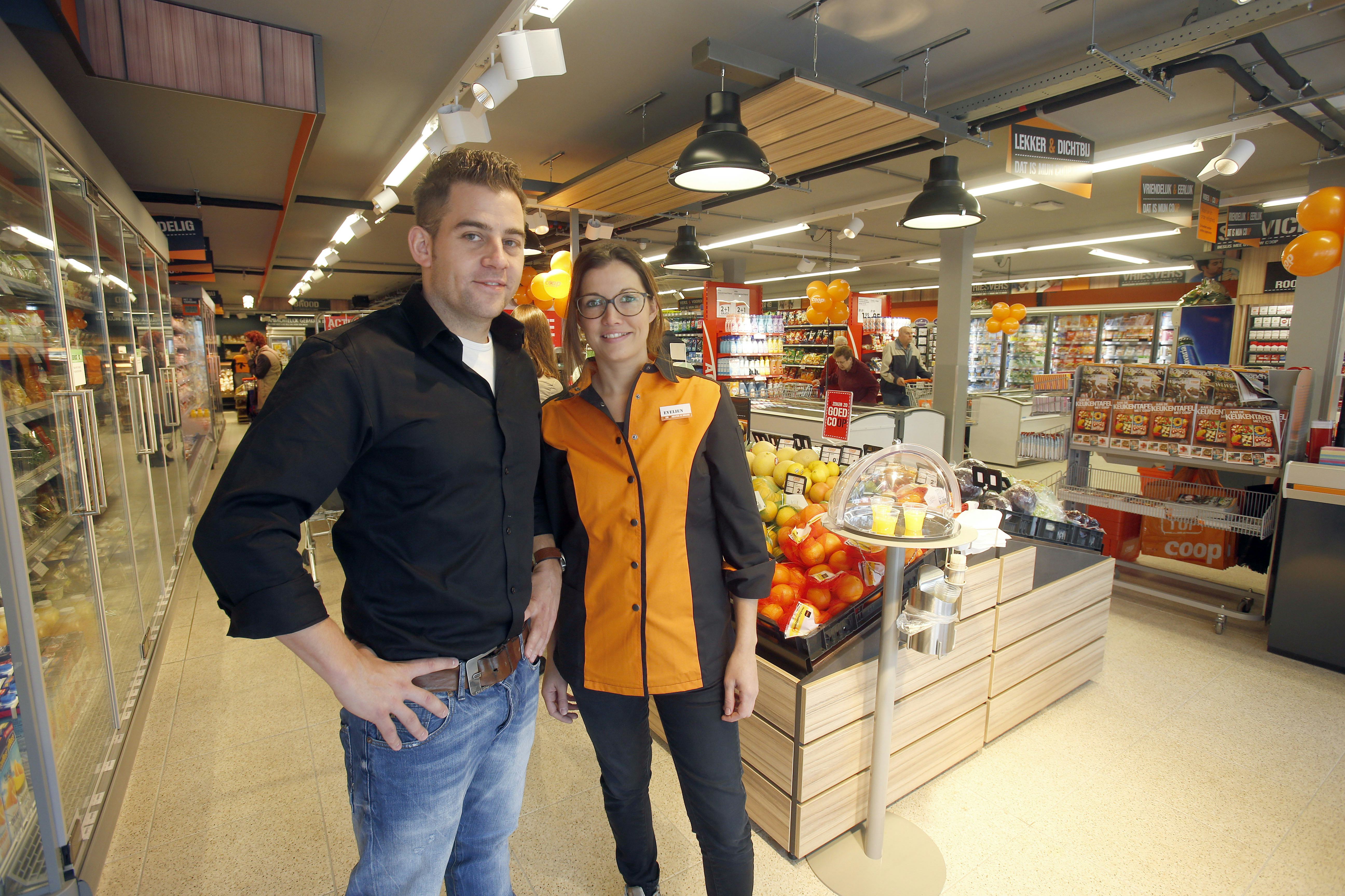 Ton van Buel en vriendin Evelien, de ondernemers van CoopCompact Odiliapeel. (Foto Bert Jansen)