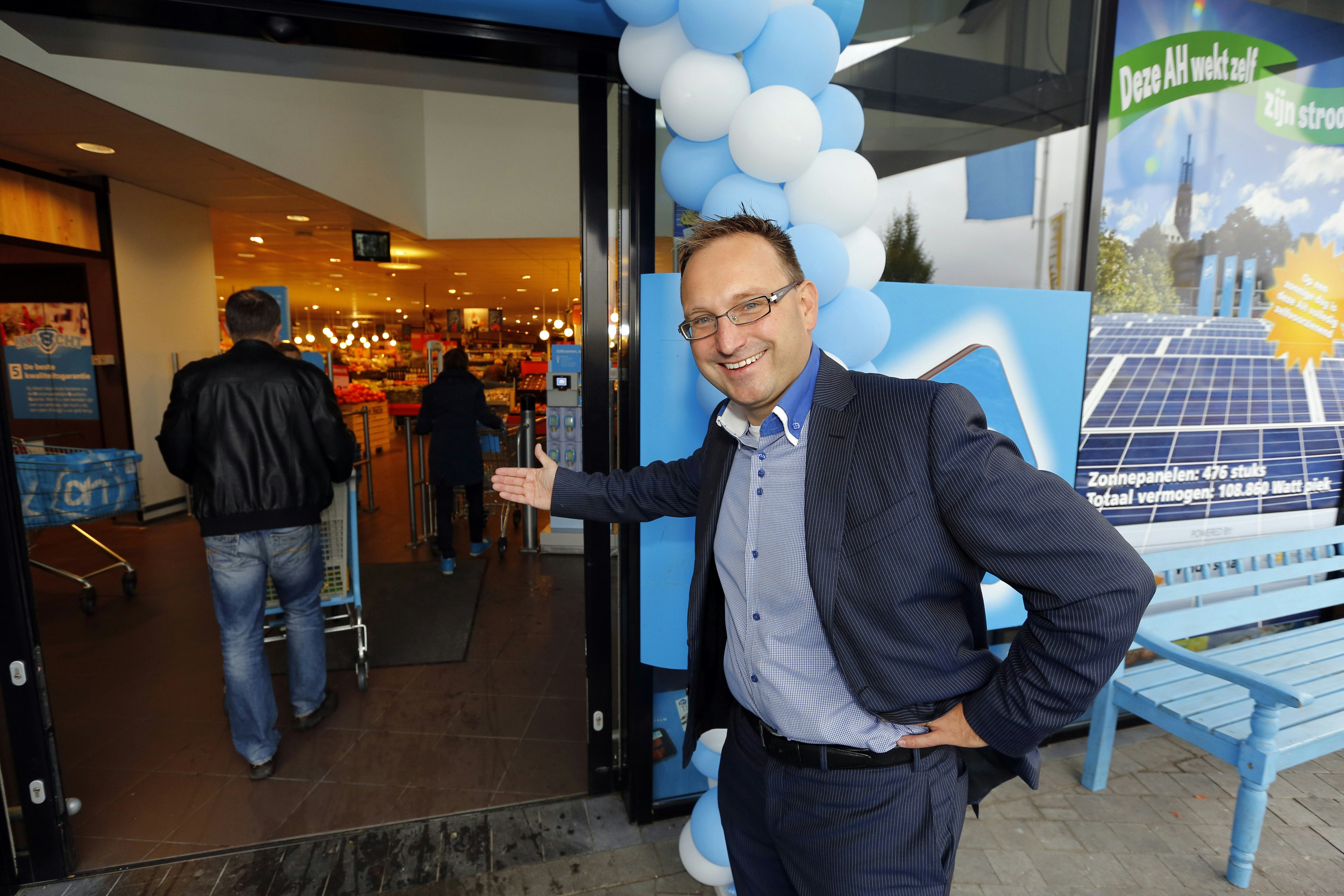 AH-franchiser Ivo Mattheeuws enkele jaren geleden bij een vorige heropening van zijn winkel. Foto: Roel Dijkstra