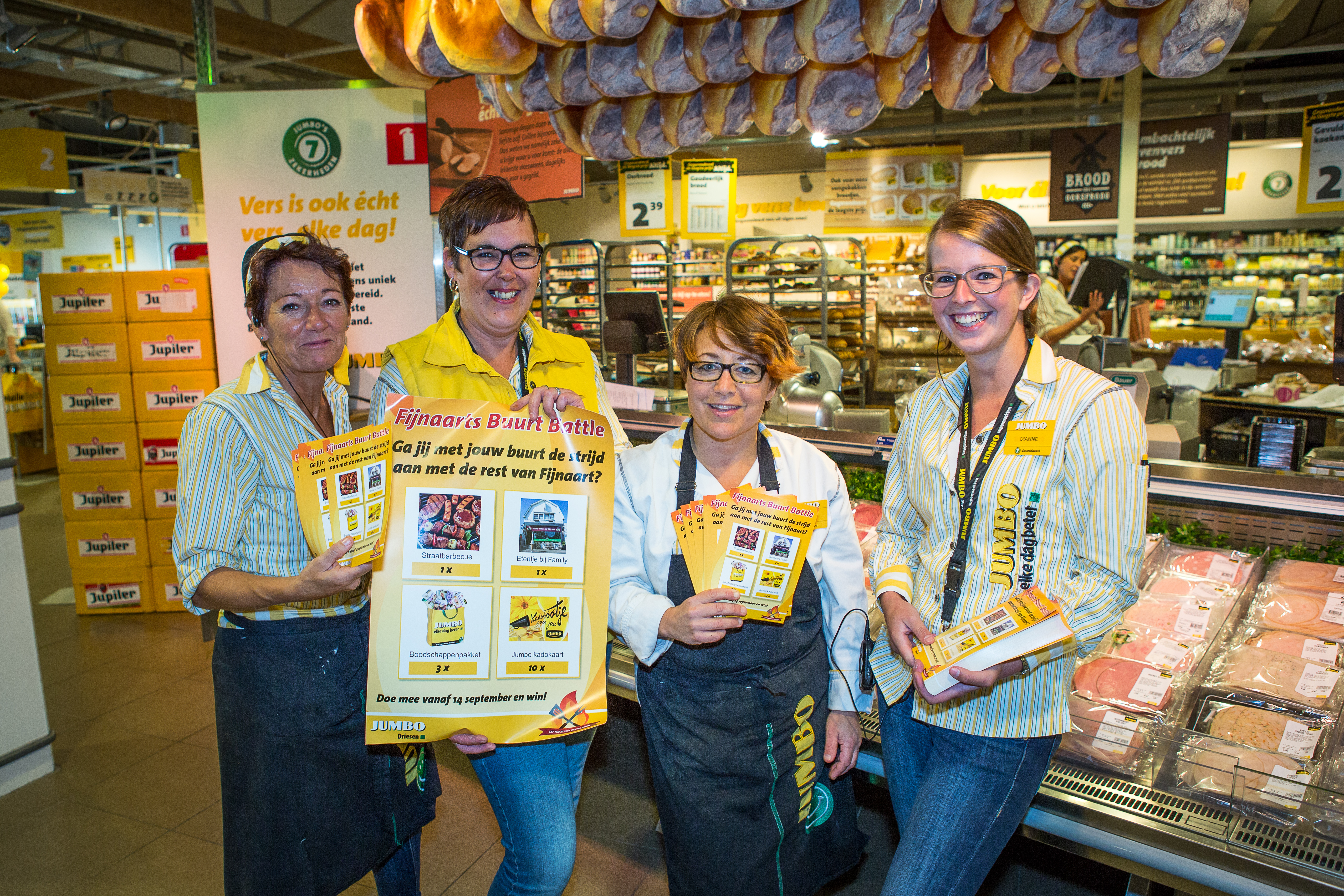 Personeel van Jumbo Fijnaart. (Peter Roek)