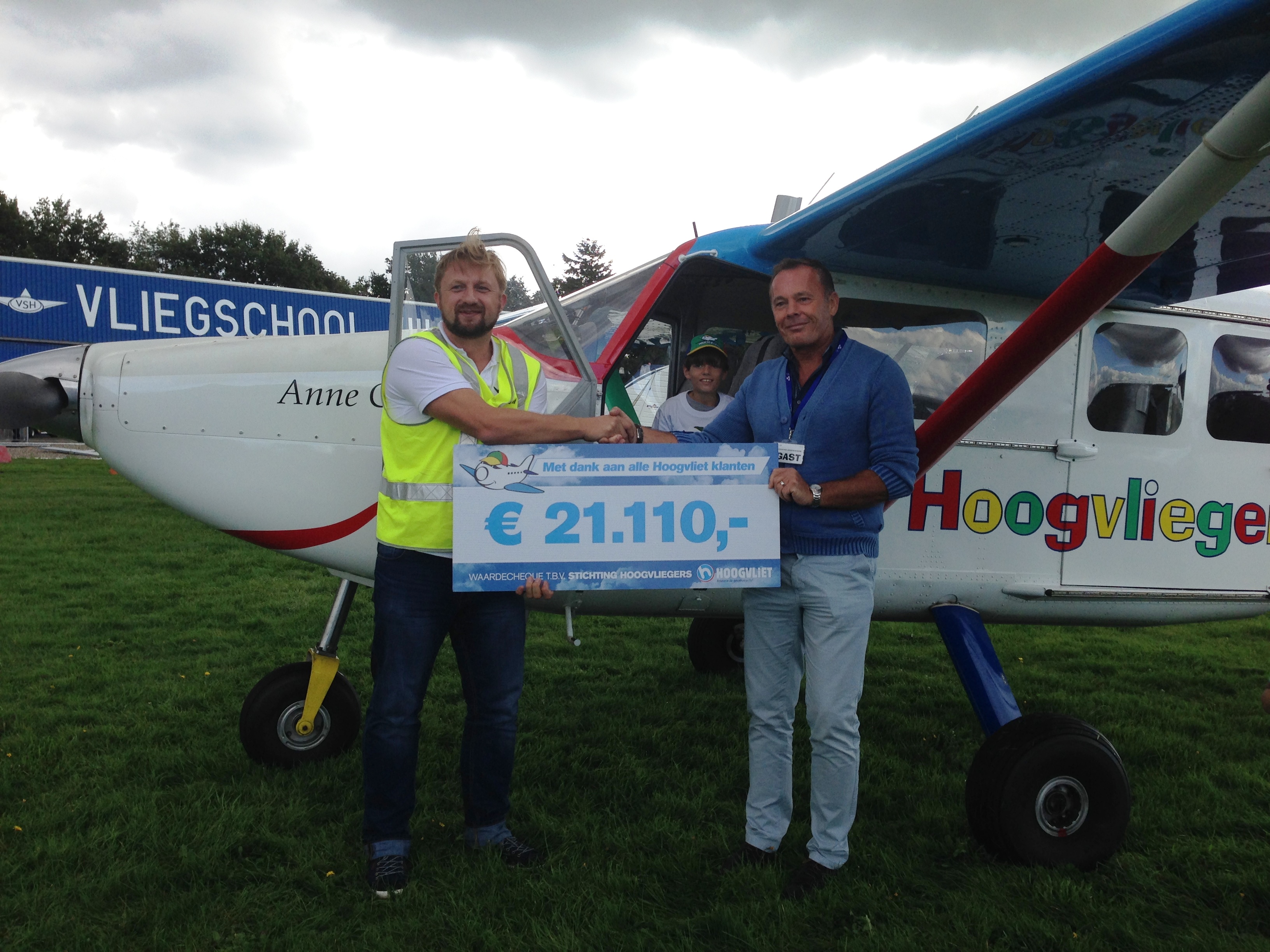 D uitreiking van de cheque met links Jeroen Engelkes (Stichting Hoogvliegers) en rechts Siep de Haan (Hoogvliet).