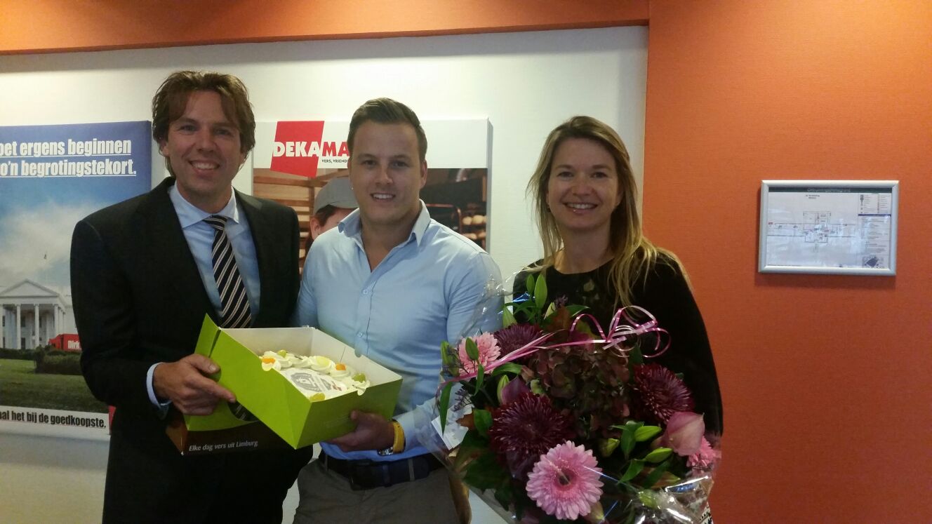 Paul van Lenten, Jeffrey Peereboom en Isabelle Beukert van Dekamarkt nemen de prijs in ontvangst.