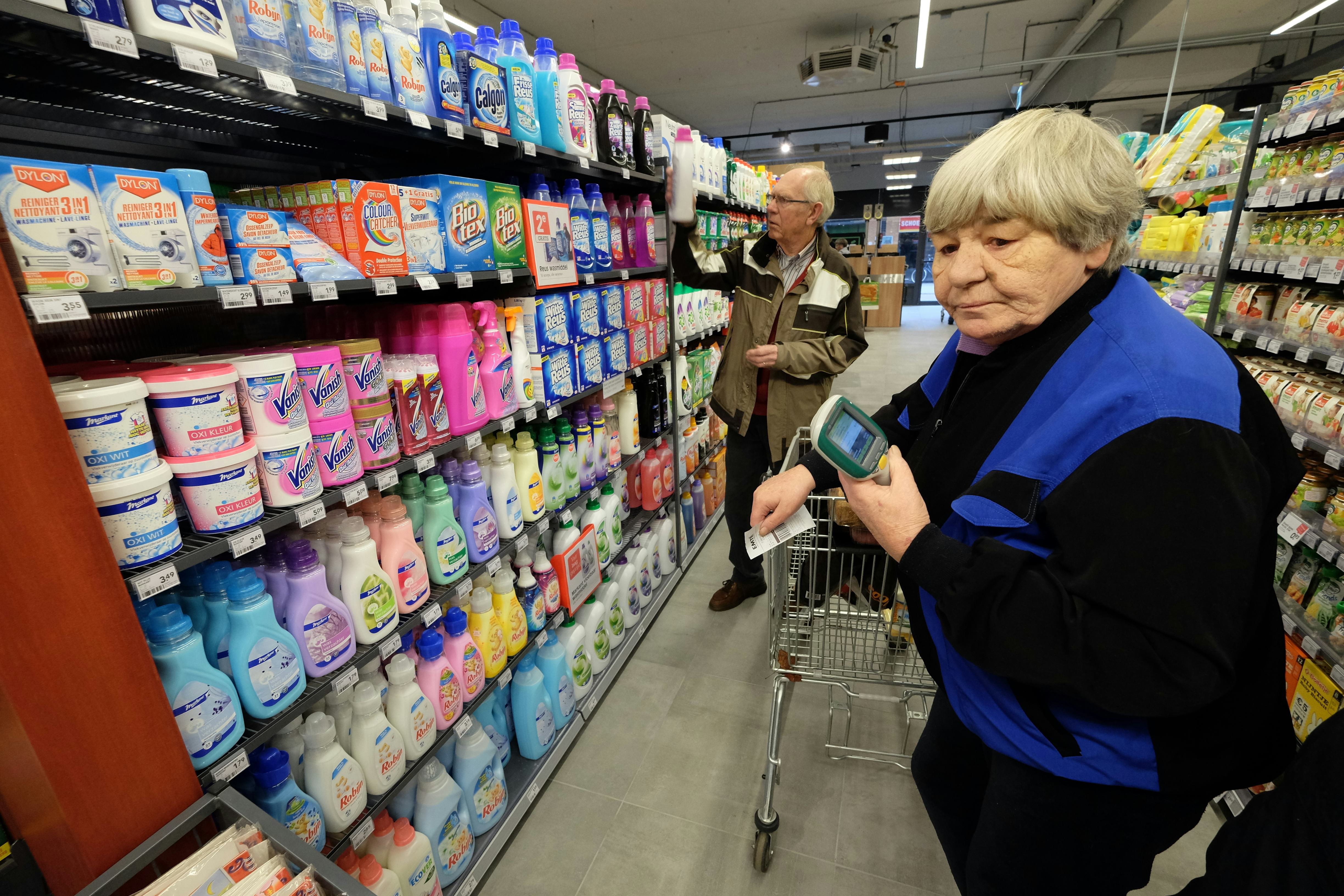In non-food zijn de nodige merken gesschrapt. Het aantal meters wasmiddelen, schoonmaakmiddelen en papierwaren is flink ingekrompen. Consumenten kopen deze producten toch vooral als ze in de actie zijn. Een deel van het assortiment wordt permanent in 1 plus 1 gratis verkocht.