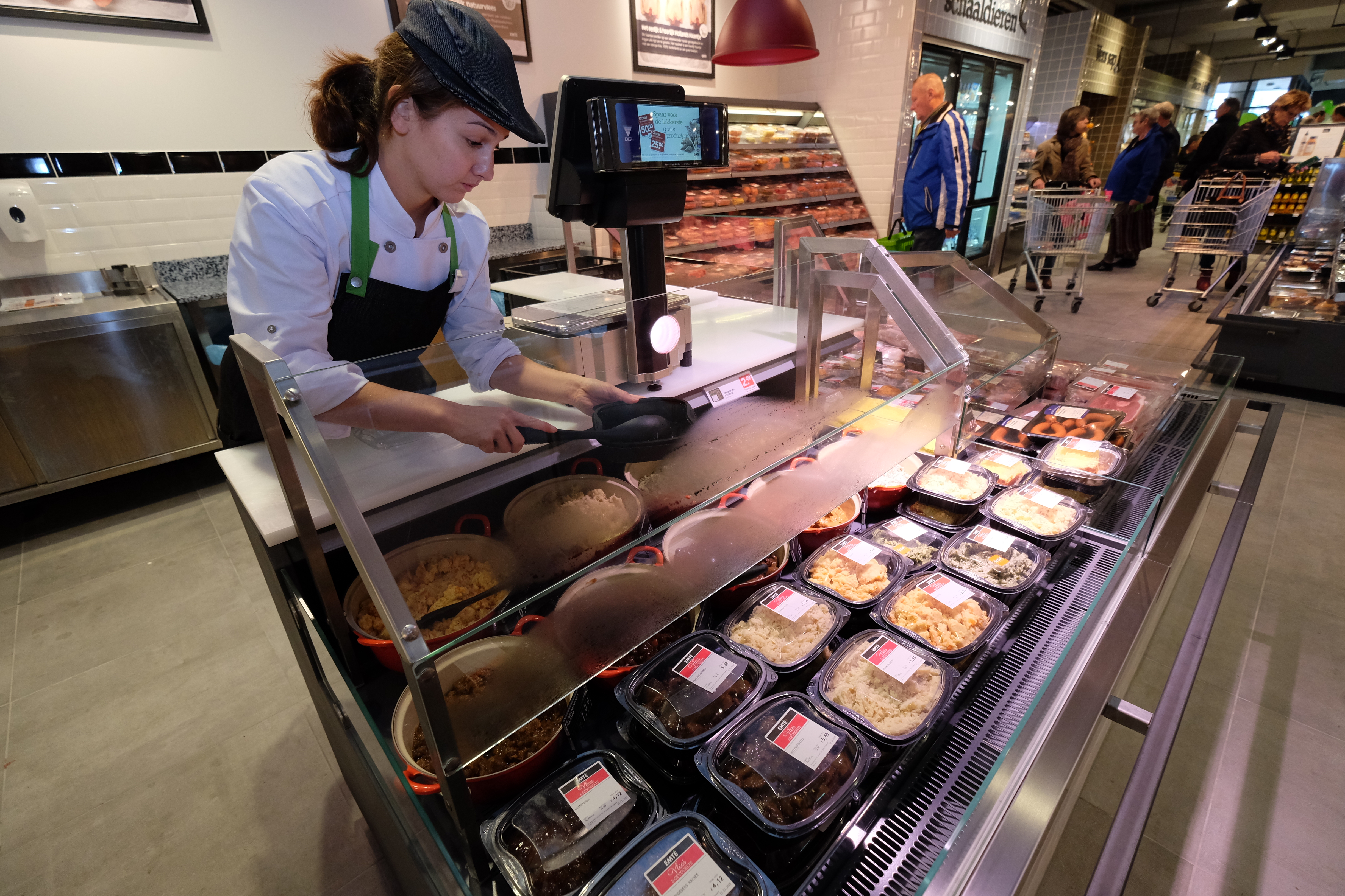 De maaltijden zijn niet te vinden in de Emté-keuken maar bij de vleesafdeling. De maaltijden zijn afkomstig van Sligro-dochter Culivers, maar worden ter plekke geschept.