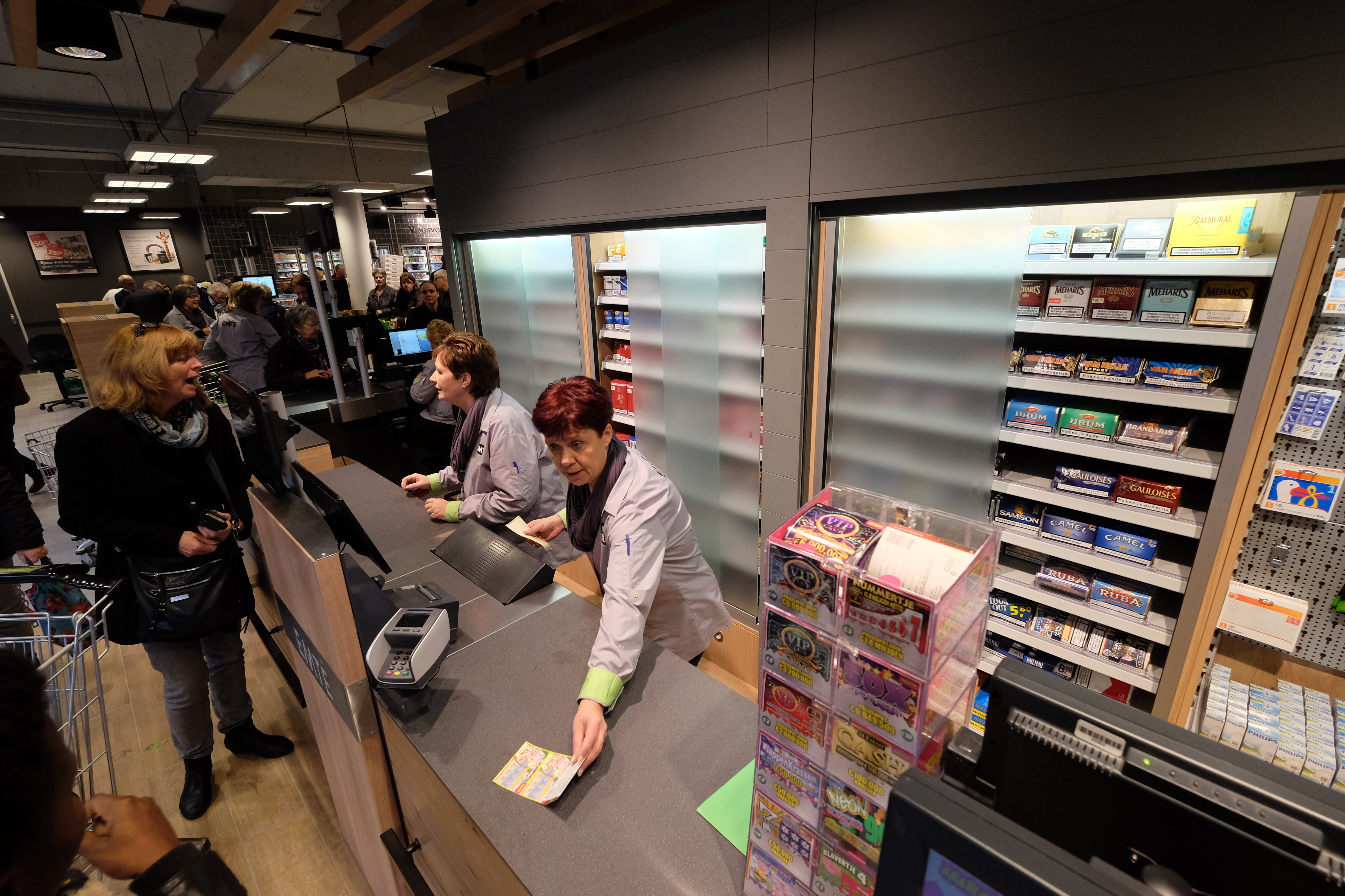 Diverse supermarktformules halen sigarettenpakjes uit het zicht onder meer door speciale schuifwanden.