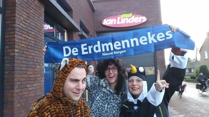 Inwoners van Nieuw Bergen heten tijdens carnaval 'De Erdmennekes'.