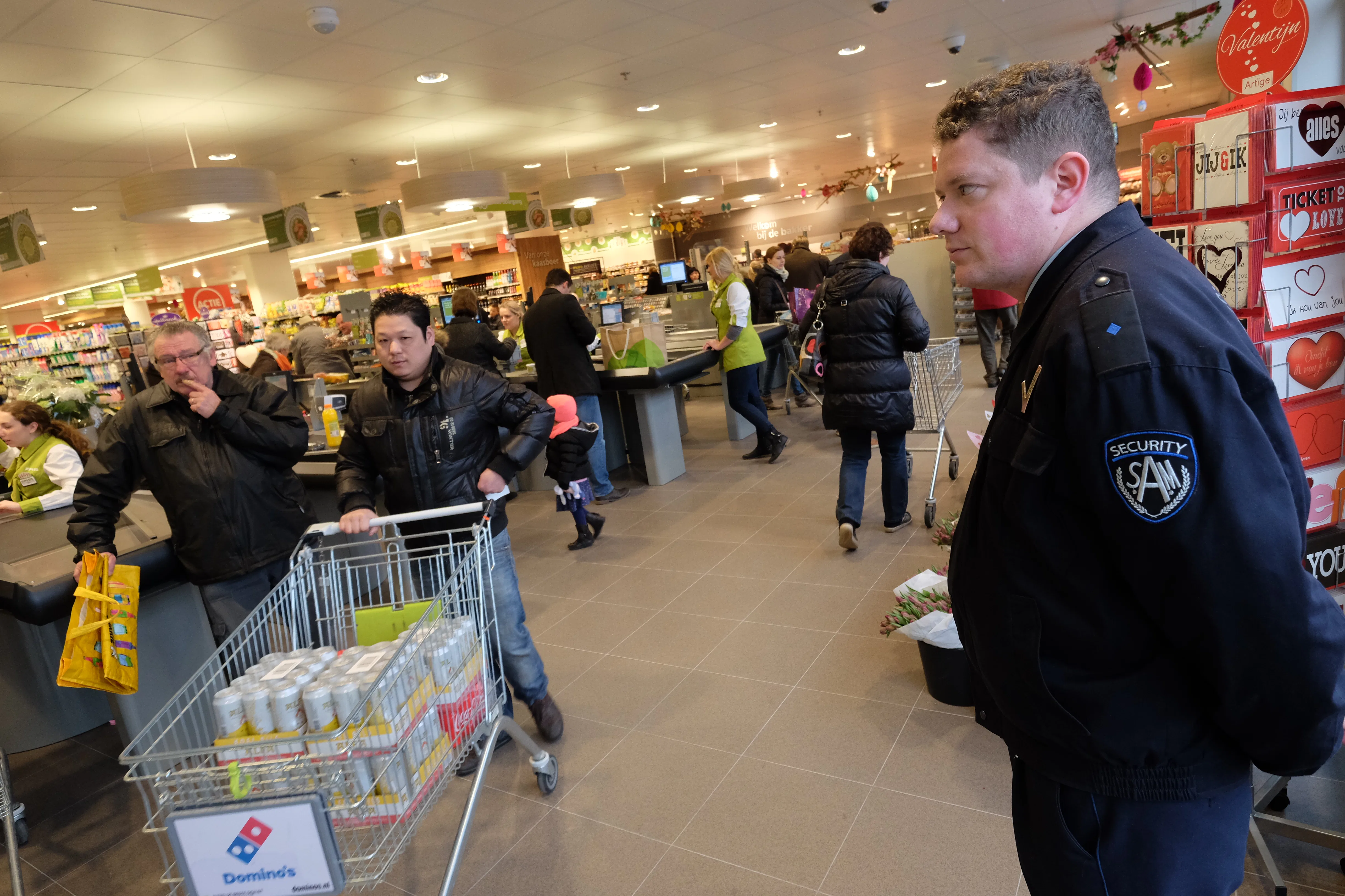 CNV: Zet professionele beveiligers bij supermarkten