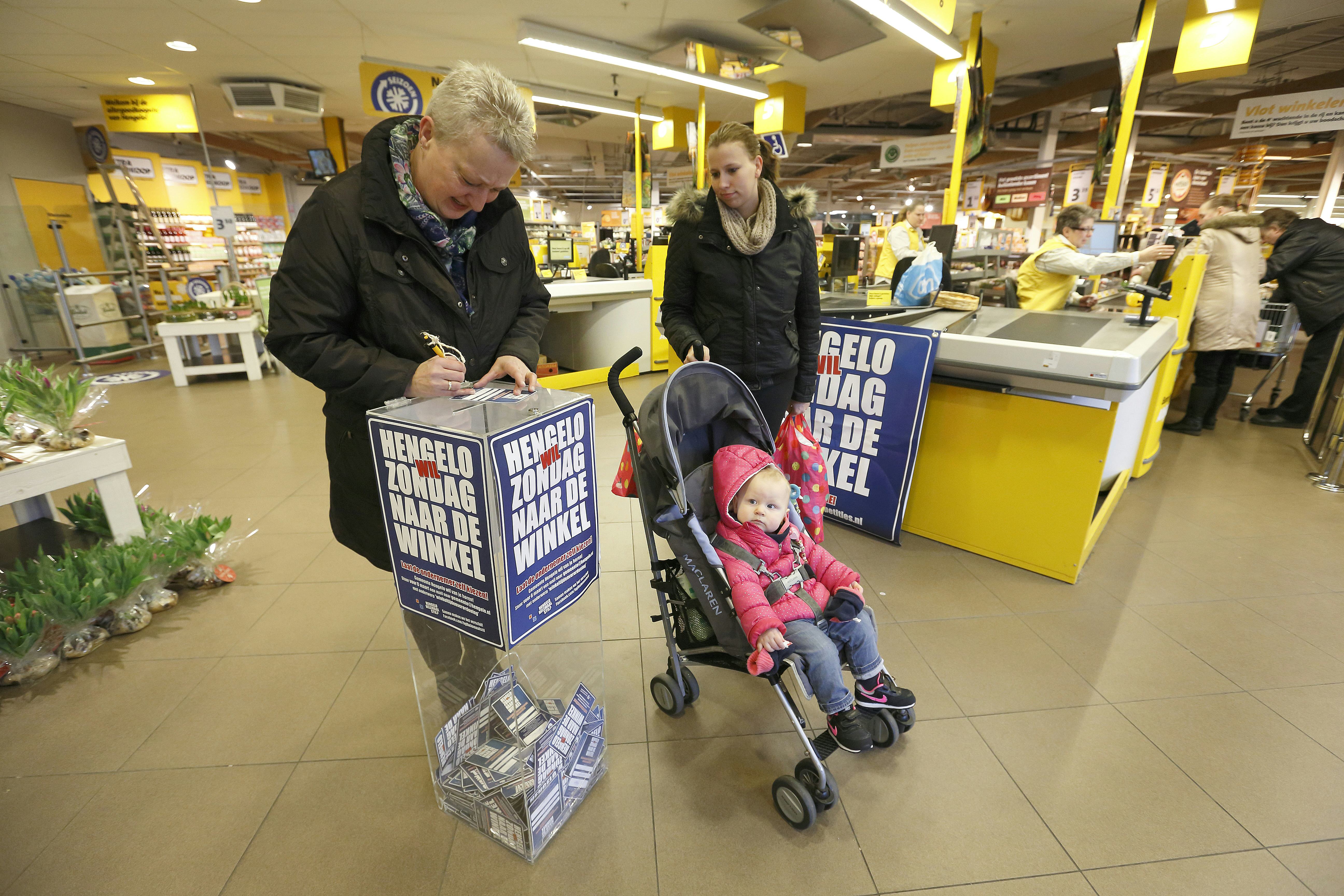 Hengeloërs ondertekenen de petitie voor zondagsopening. Fotografie: Hans Prinsen)
