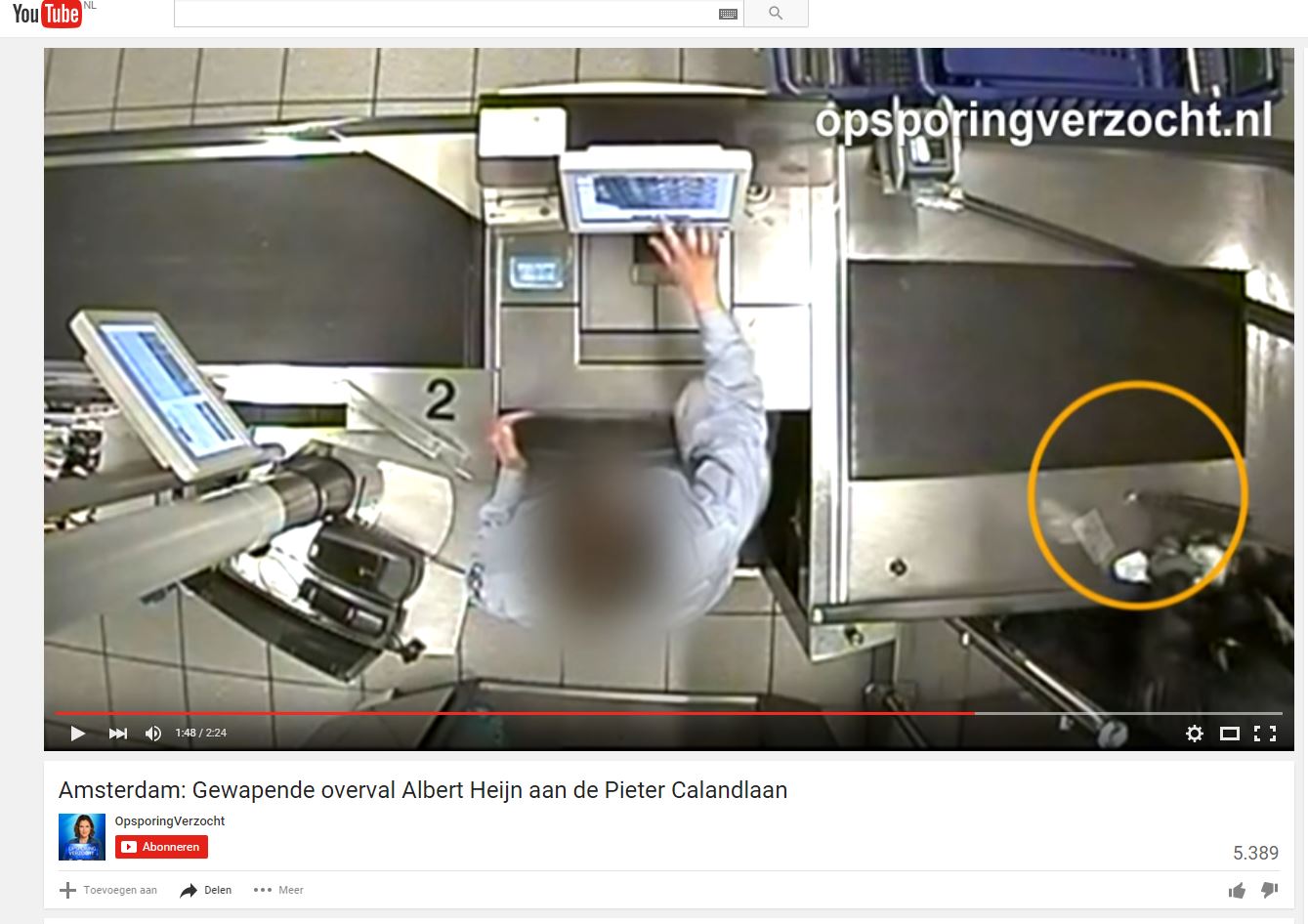 Het moment dat de caissière door haar mouw wordt geschoten