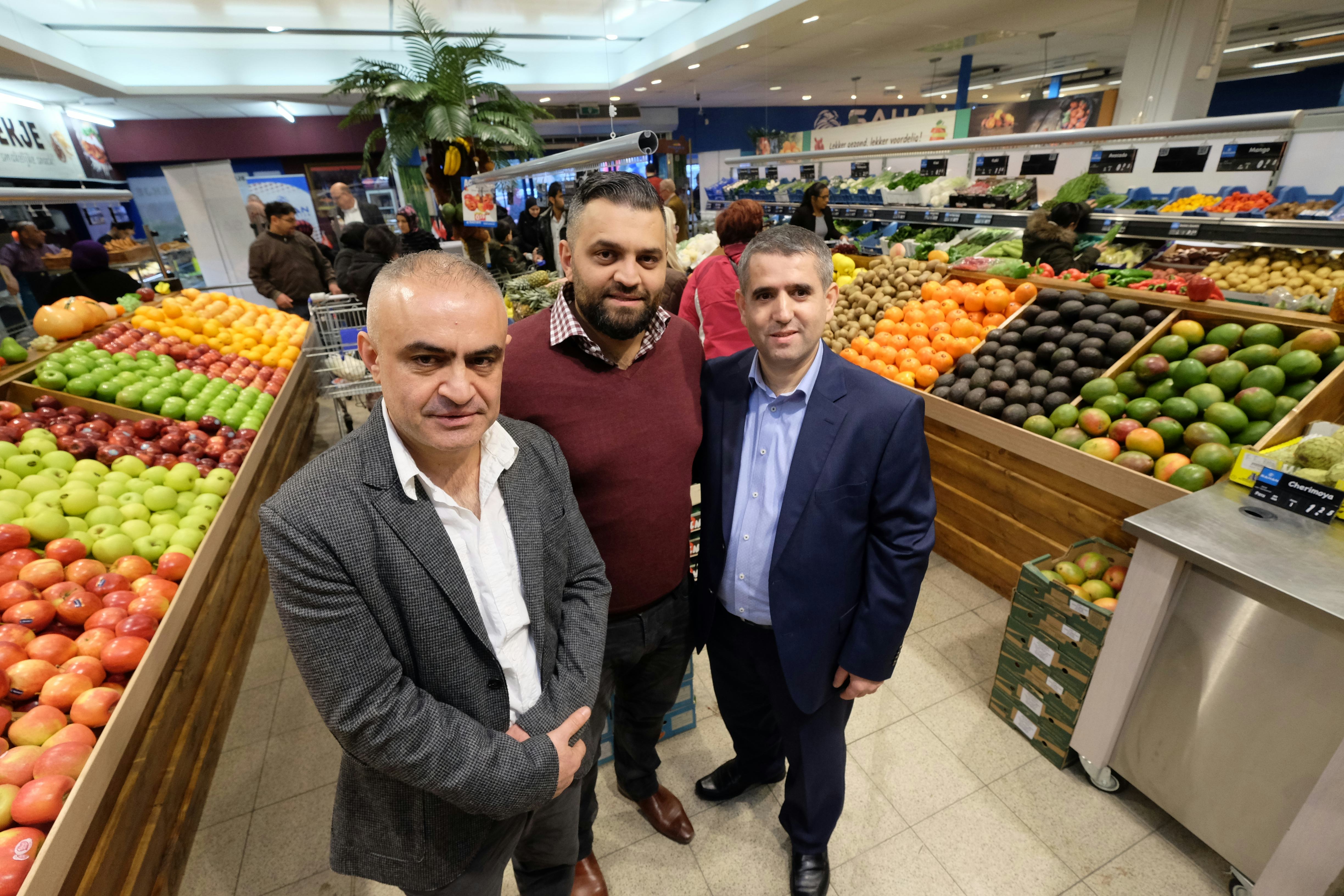 Directeur Zeki Sahan (midden) tussen de oprichters van de keukens.