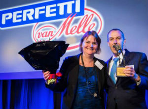 Marjon van der Heijden (trade marketing manager 
Benelux) en Marc van Campenhoudt (sales director Benelux en Frankrijk) van Perfetti Van Melle. 
Dennis van der Wulp (salesmanager Nederland) ontbreekt op de foto.