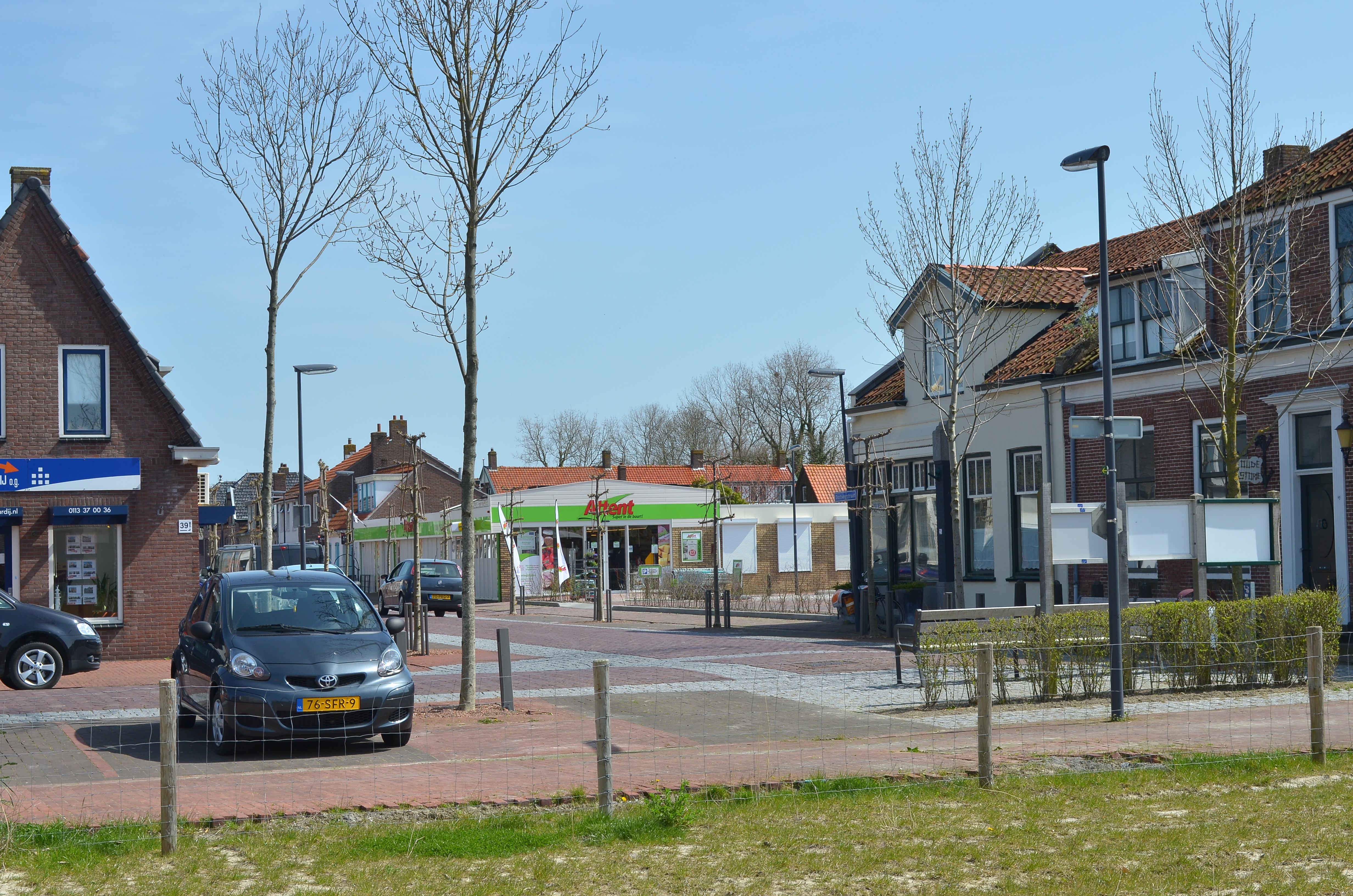 De locatie waar de Aldi gebouwd zou worden.  In de achtergrond de vestiging van Attent in Wissenkerke