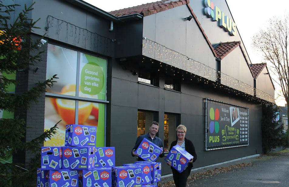 Tiny en Jan Poissonnier van Plus Buysse in IJzendijke zien liever geen nieuwe Jumbo in Oostburg.