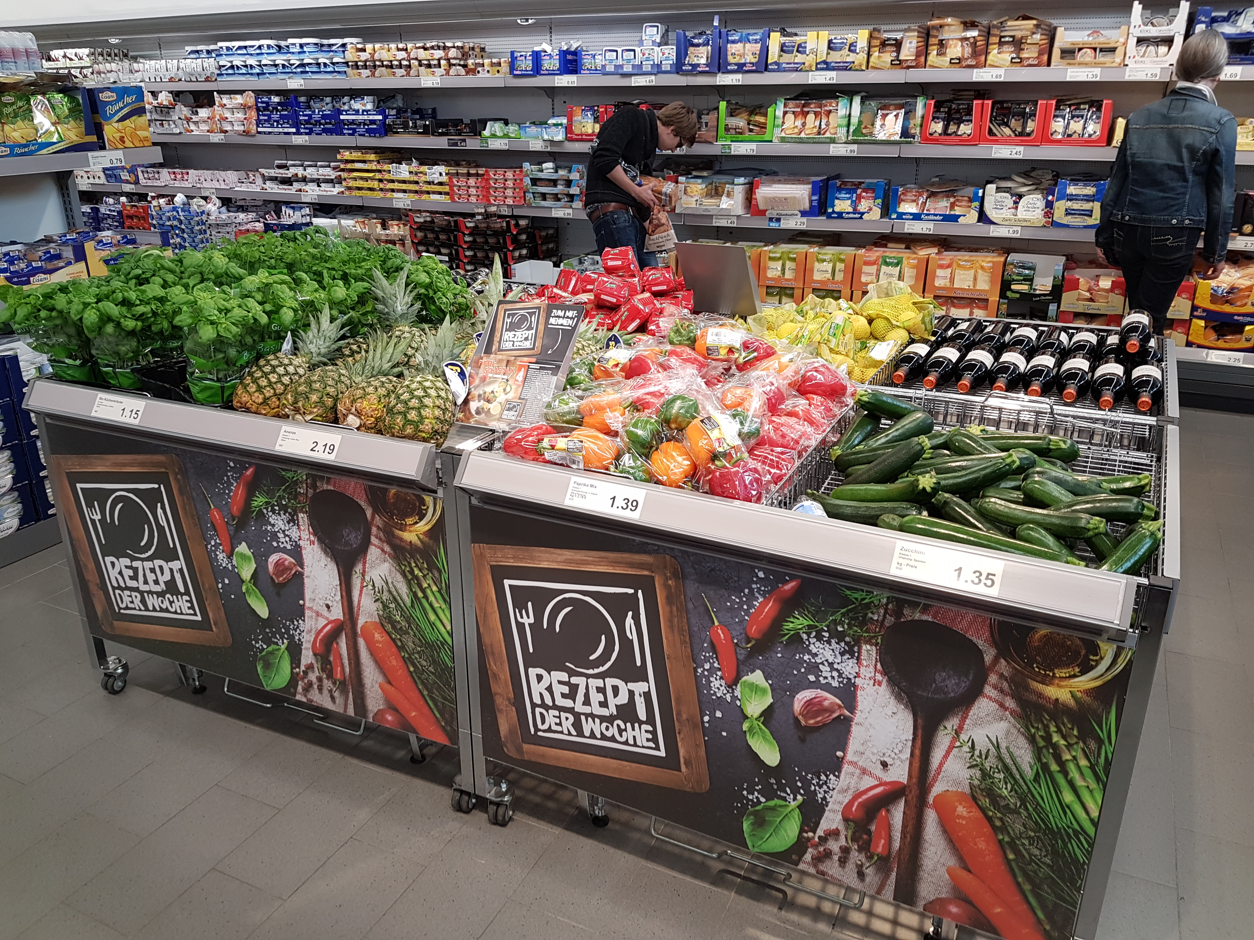 Het recept van de week-meubel staat prominent in de winkel. Hierop alle benodigde ingrediënten voor het recept voor vier personen. Op de foto alles voor een kalkoen-shashlick met curryrijst.