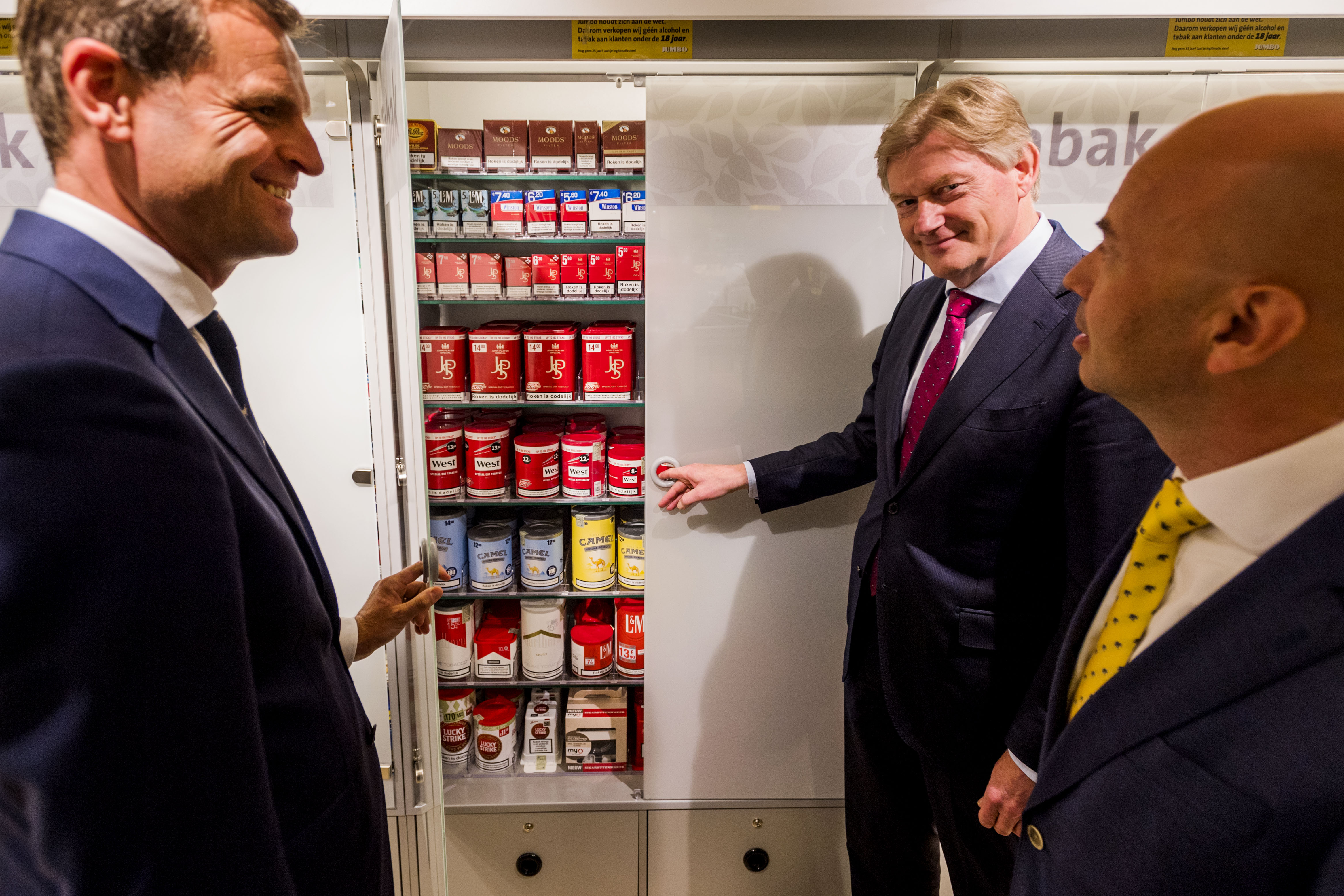 Jeffrey Jansen, (Jumbo) staatssecretaris Martin van Rijn en Ed van de Weerd (Jumbo) bij de presentatie van Jumbo's rookwarenschap.