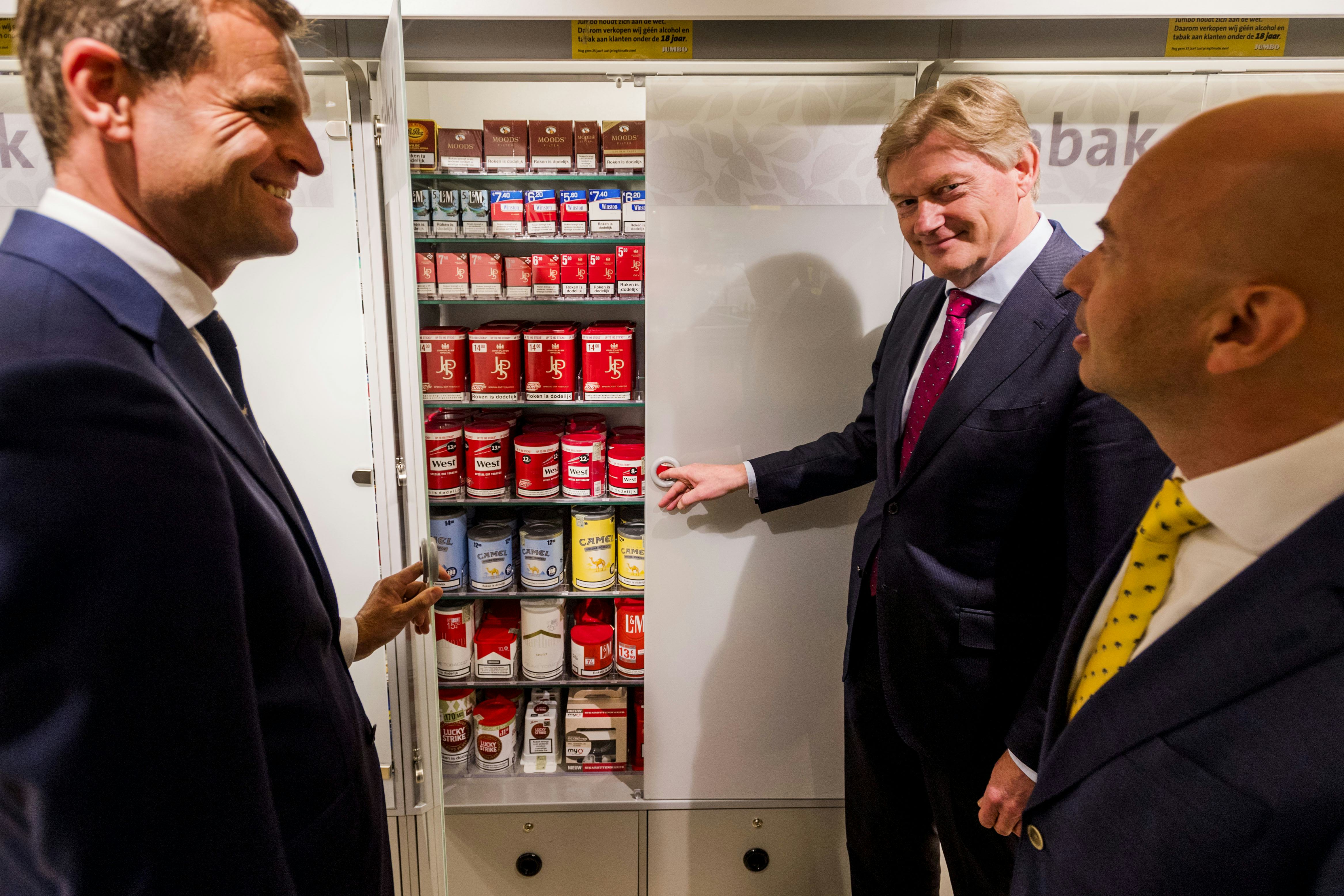 Jeffrey Jansen, (Jumbo) staatssecretaris Martin van Rijn en Ed van de Weerd (Jumbo) bij de presentatie van Jumbo's rookwarenschap.