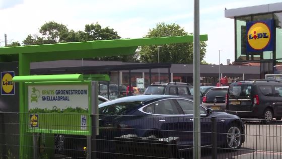 Het snellaadstation met groene stroom voor elektrische auto's  bij een van de Lidl-vestigingen.