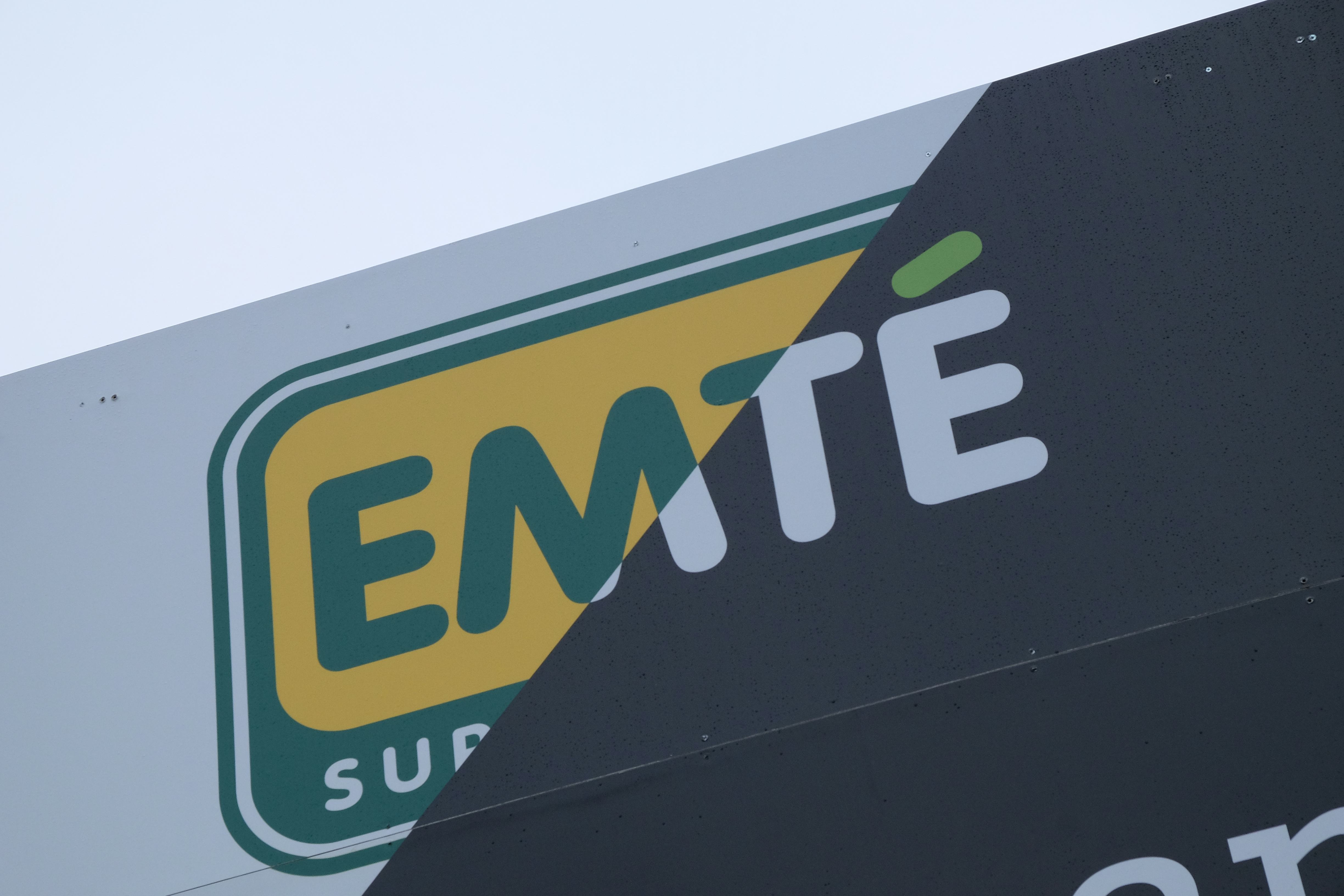Nieuwe en oude logo Emté.