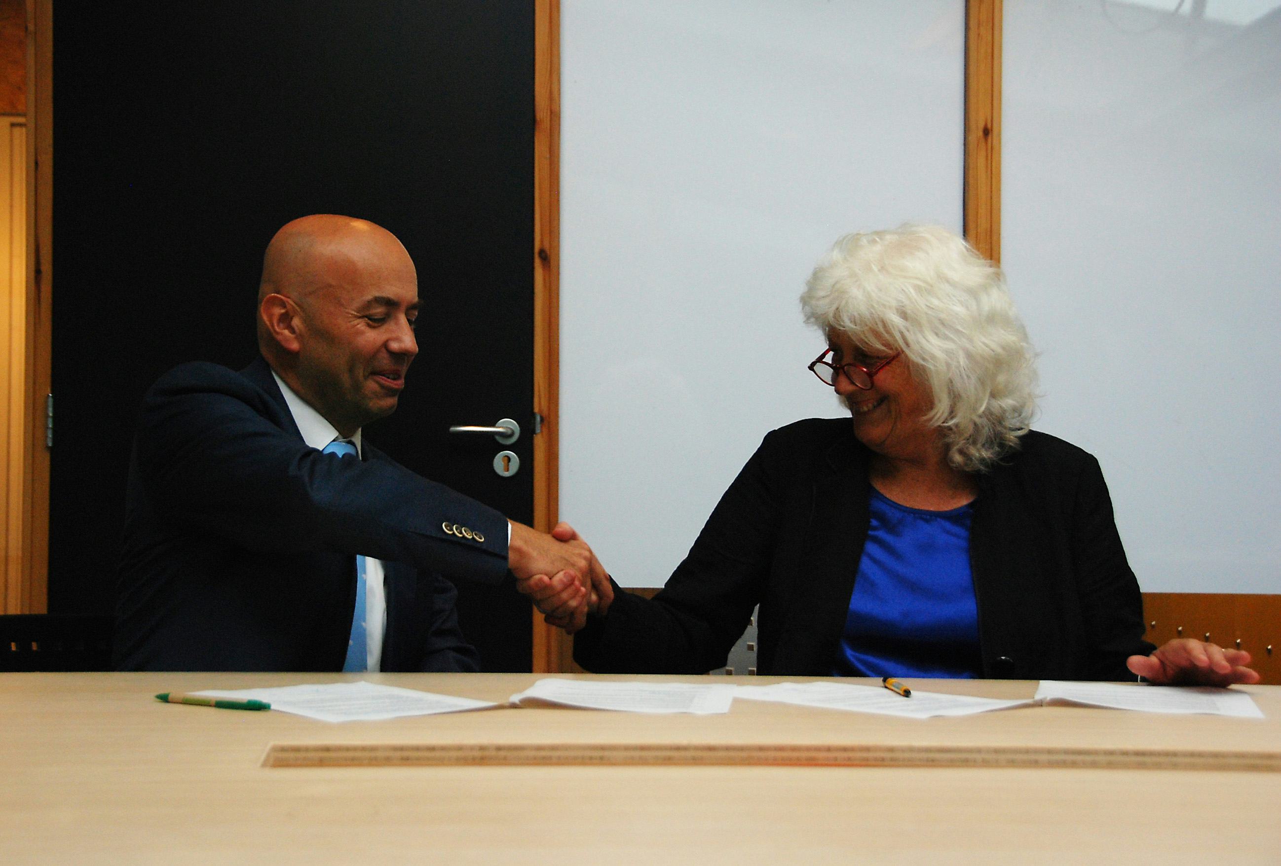 Commercieel directeur Ed van de Weerd van Jumbo en Greenpeace-directeur Sylvia Borren na ondertekening van de overeenkomst. Foto: Greenpeace