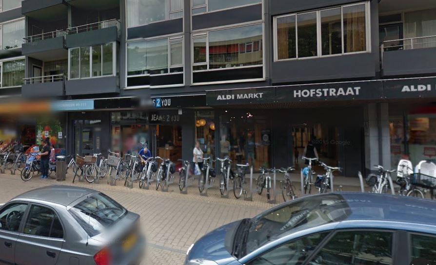 Aldi verlaat het slecht zichtbare pand aan de Hofstraat in Apeldoorn.
