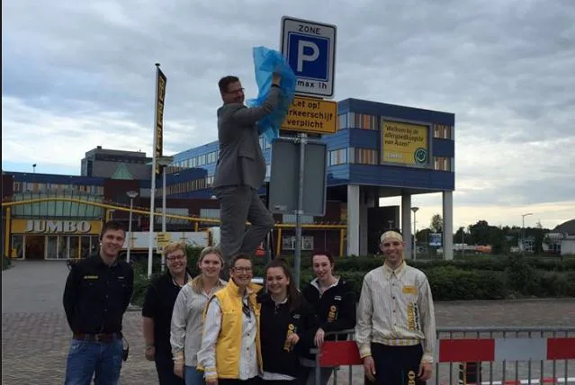 Medewerkers van Jumbo onthullen het bord dat de blauwe zone aangeeft. Foto: Facebook/Jumbo Assen Veemarkt.