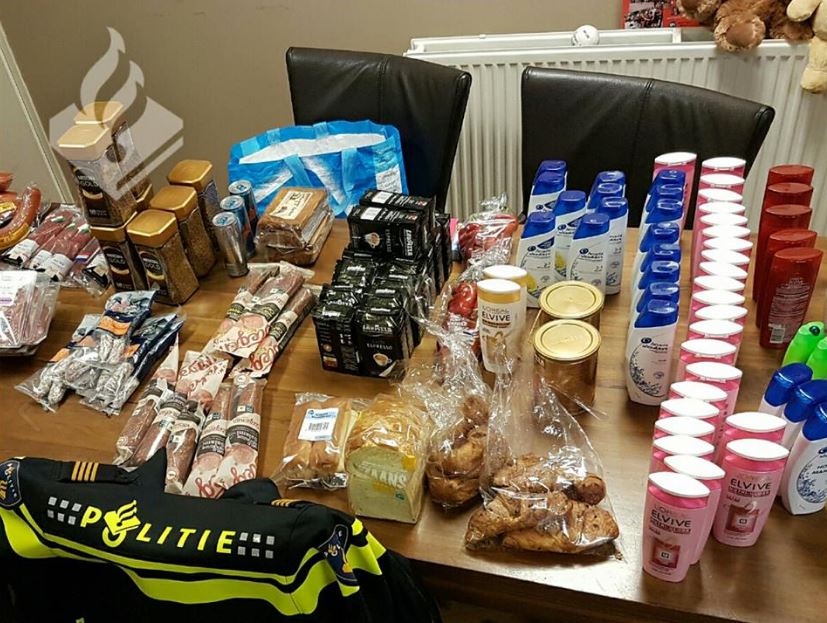 Een deel van de door de winkeldieven gestolen boodschappen. Foto: Facebook/Politie Gemert-Bakel en Laarbeek  