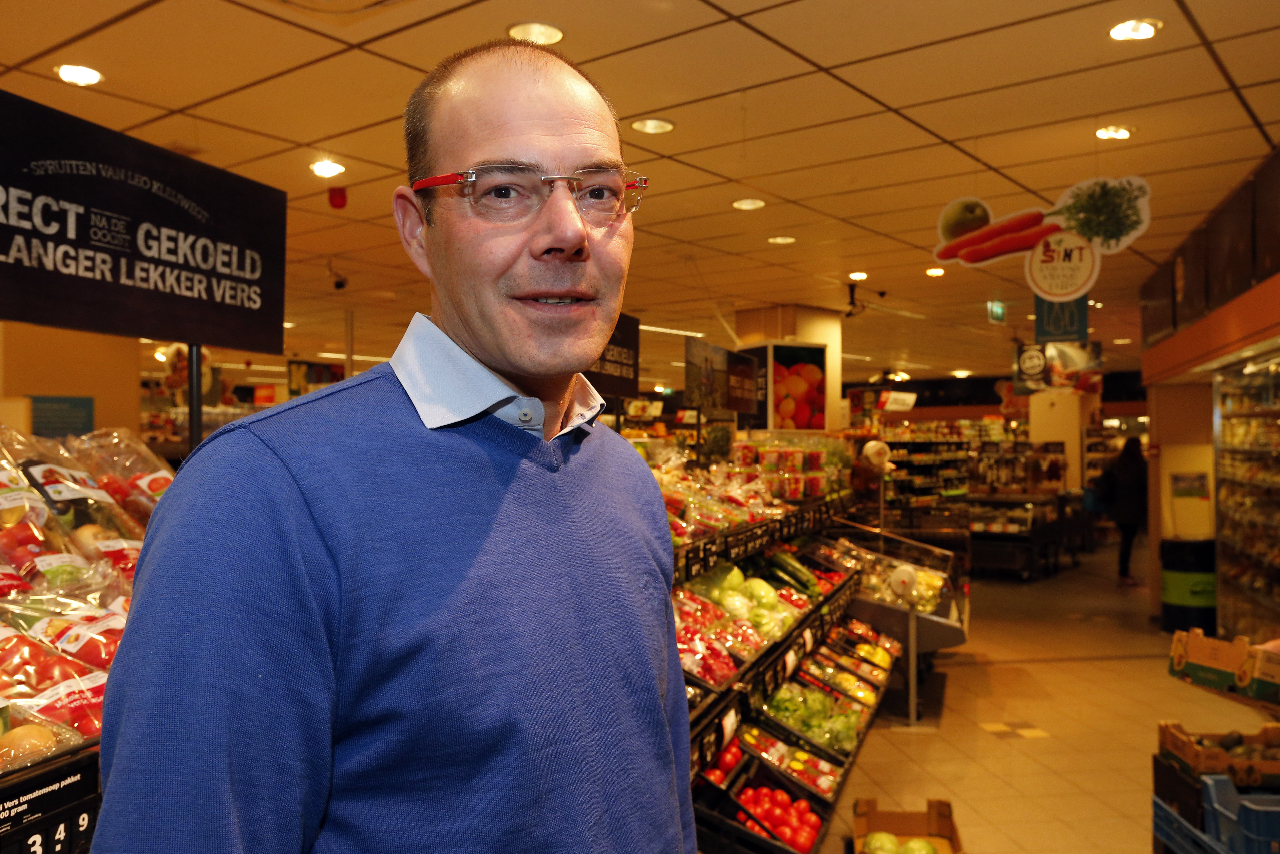 Joris Boonaerts in zijn te kleine AH in Heeze. Foto: Bert Jansen