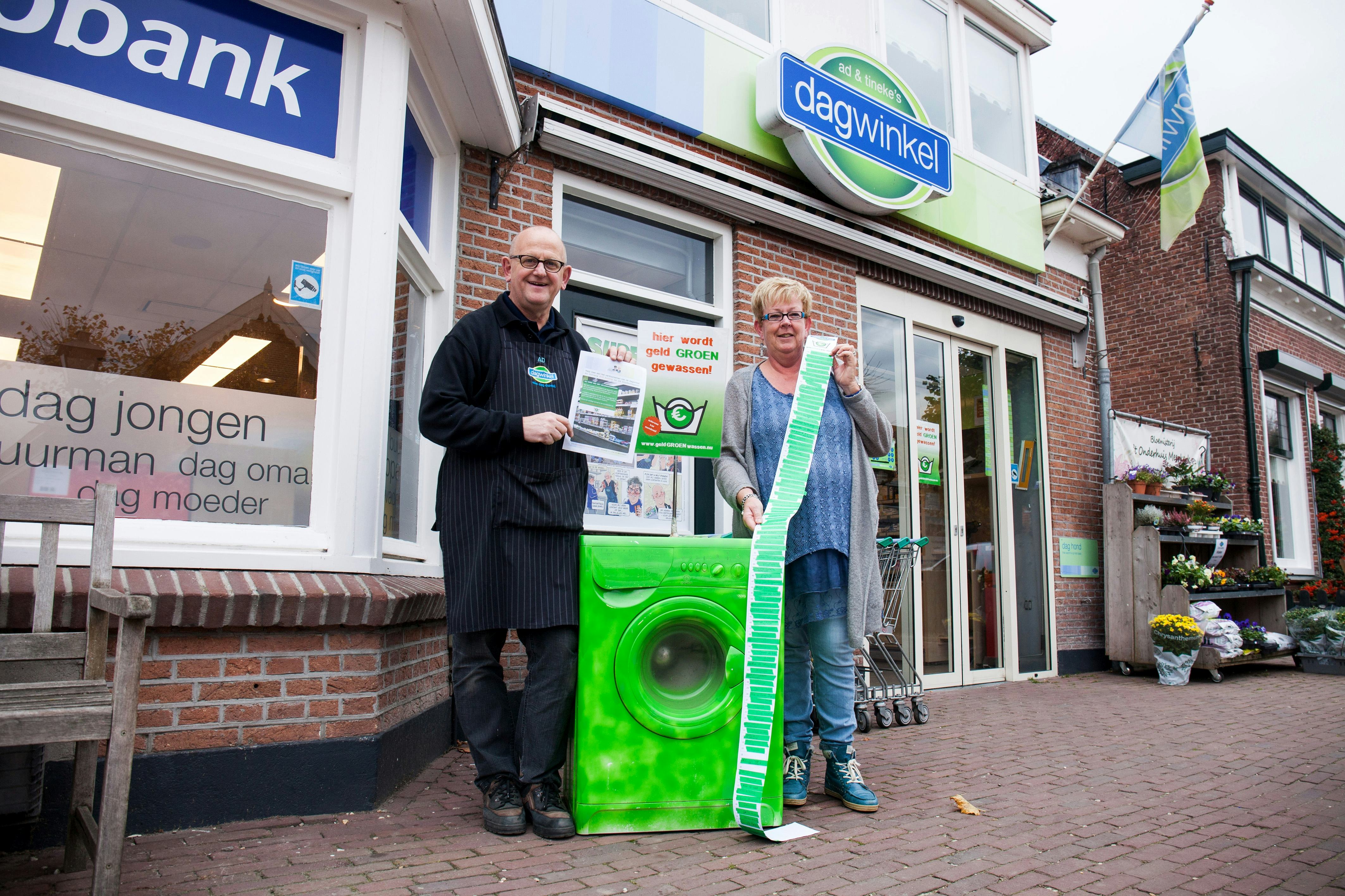 Ad en Tineke de Jong van de Dagwinkel laten klanten investeren in hun winkel. Foto: Herbert Wiggerman