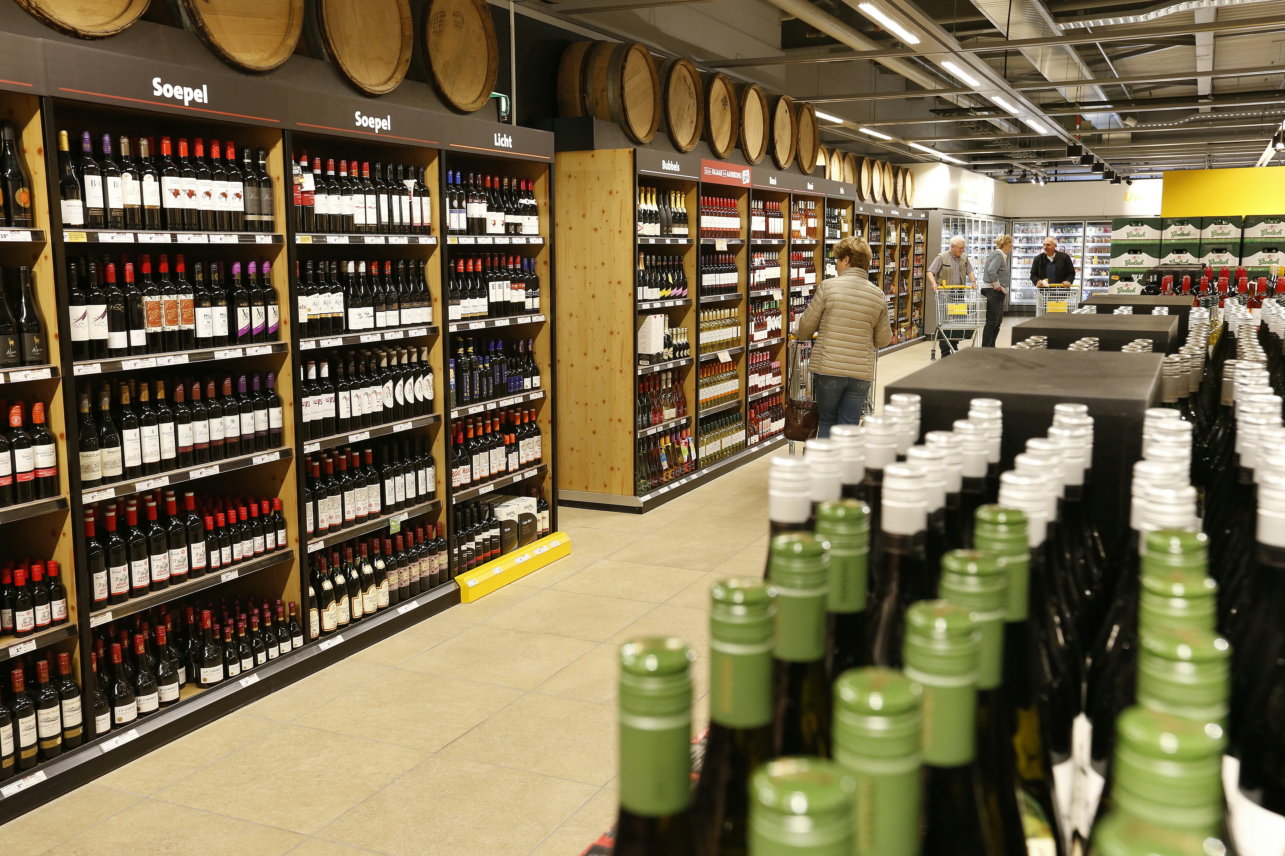 Supermarkten verkopen fors minder wijn