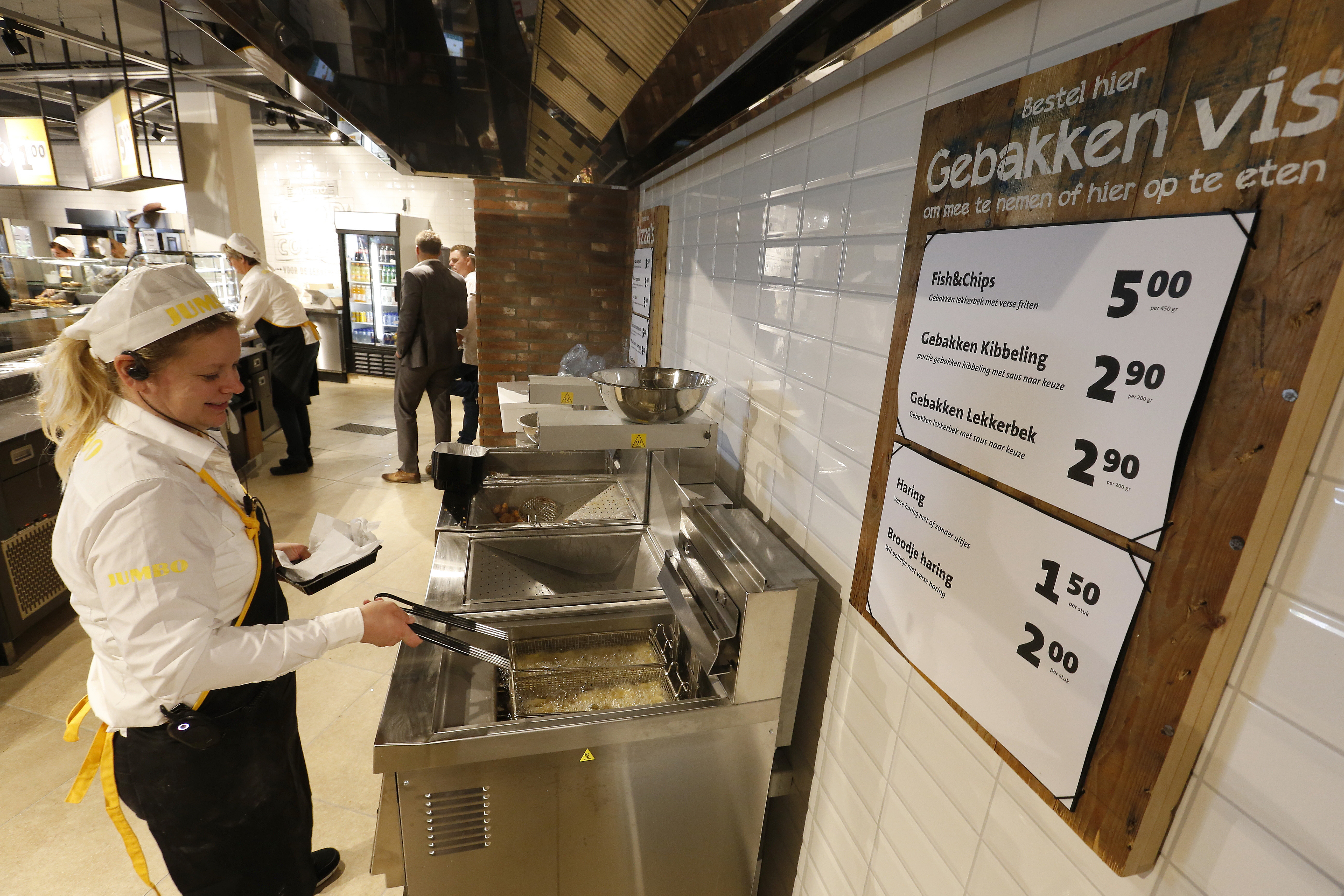 Frites met gebakken vis (fish & chips) in de foodcorner