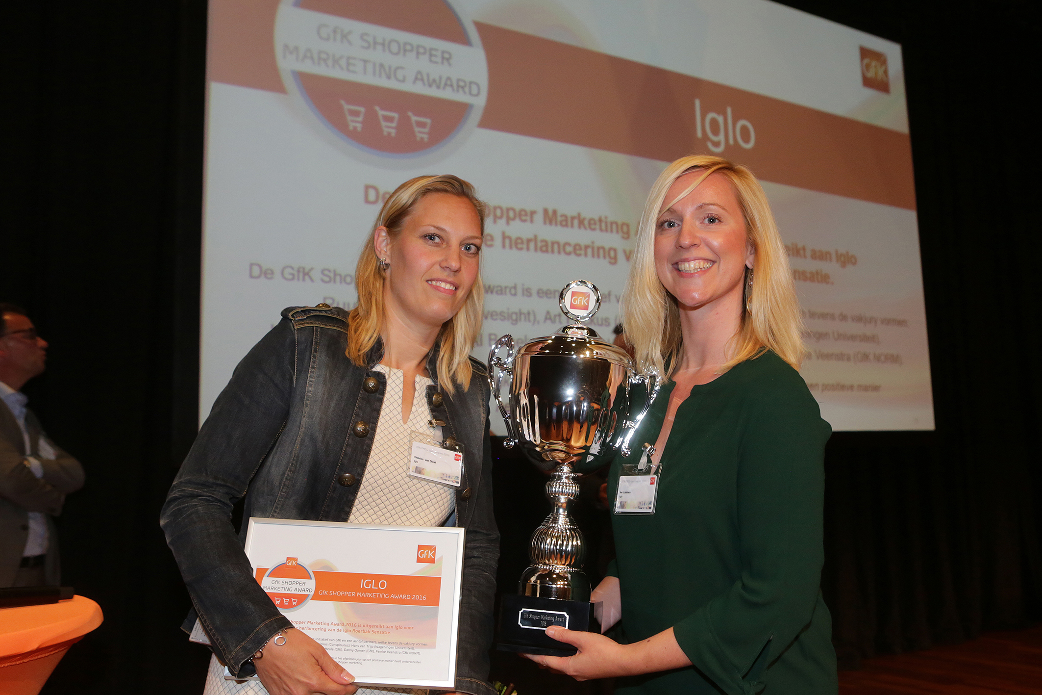 Wobien van Diest (l) en Ine Lubbers presenteerden namens Iglo hun case. De stem van het publiek en de vakjury bepaalde de winnaar.