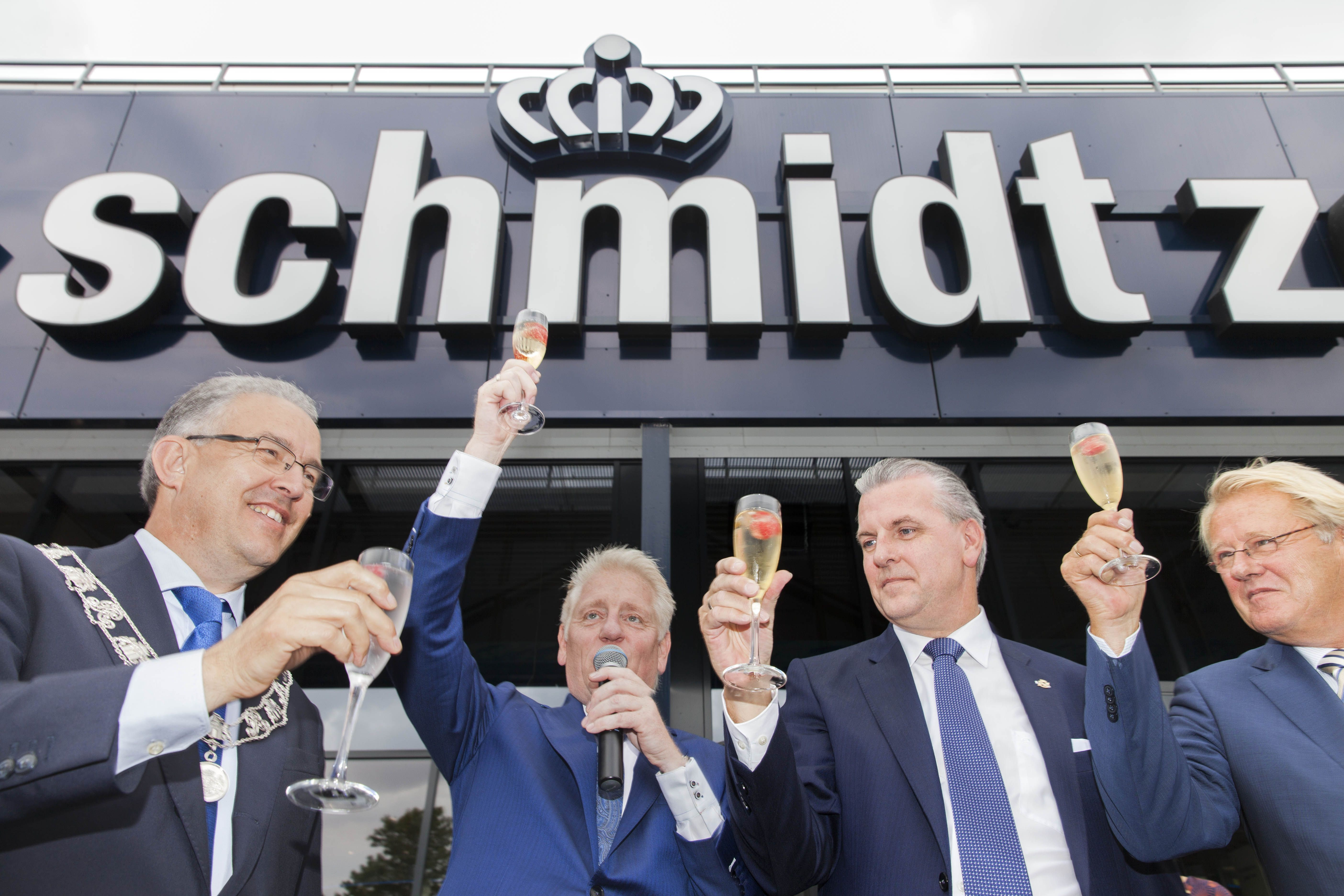 Schmidt Zeevis mag voortaan het predicaat Koninklijk voeren.  Commissaris van de Koning in Zuid Holland Jaap Smit (uiterst rechts) onthulde 2 september in het bijzijn van burgemeester Ahmed Aboutaleb van Rotterdam (uiterst links) het kroontje boven het logo bij het nieuwe pand.