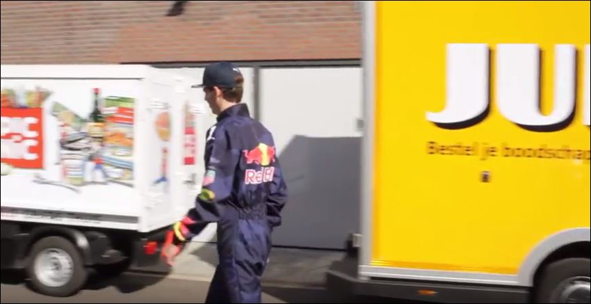Een screenshot uit de bewuste Picnic-commercial met een Max Verstappen-lookalike.