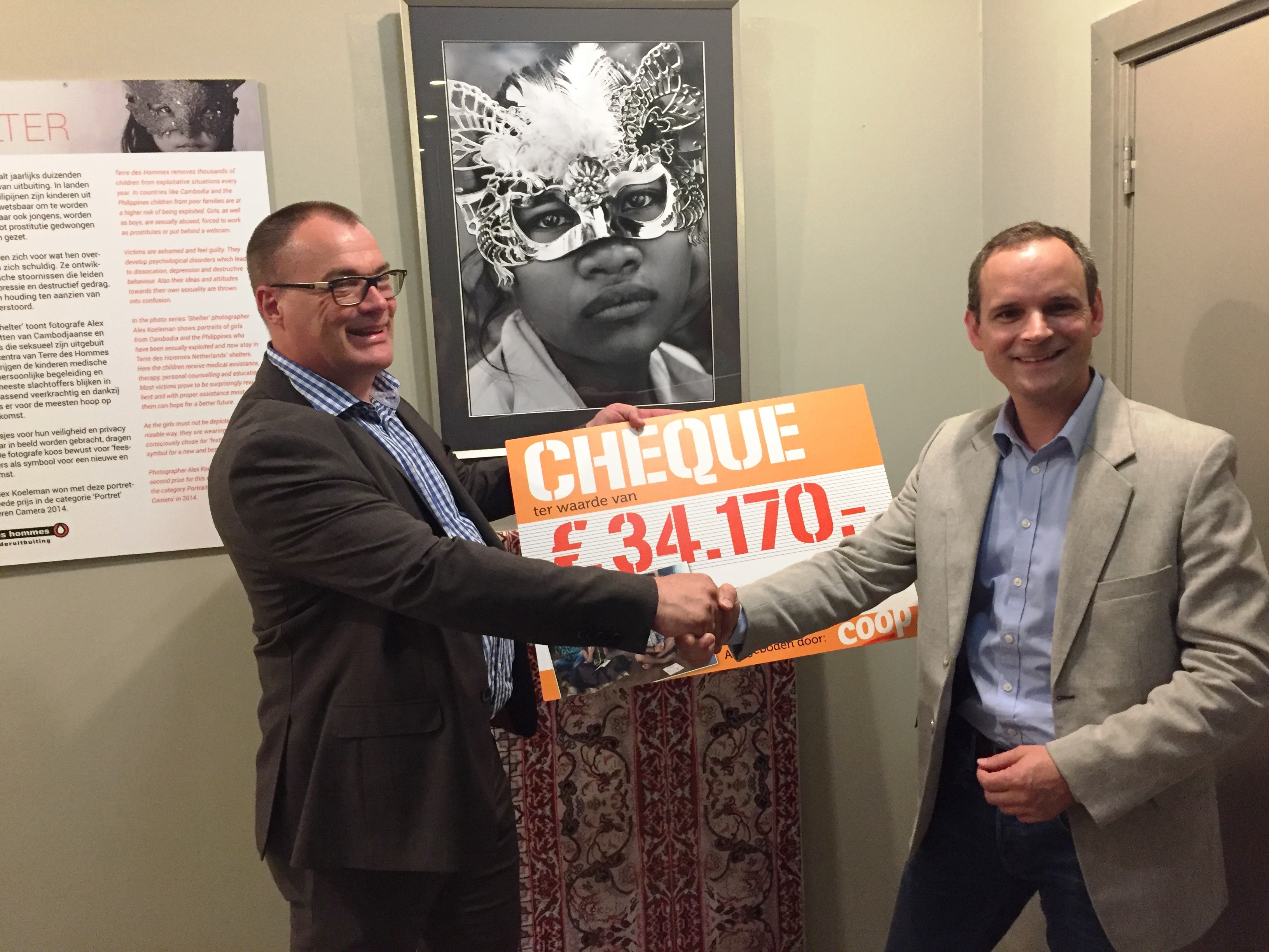 Hans Stapel (l), Manager Coöperatiezaken Coop overhandigt de checque aan Florian Andriessen, accountmanager bedrijven & stichtingen bij Terre des Hommes.