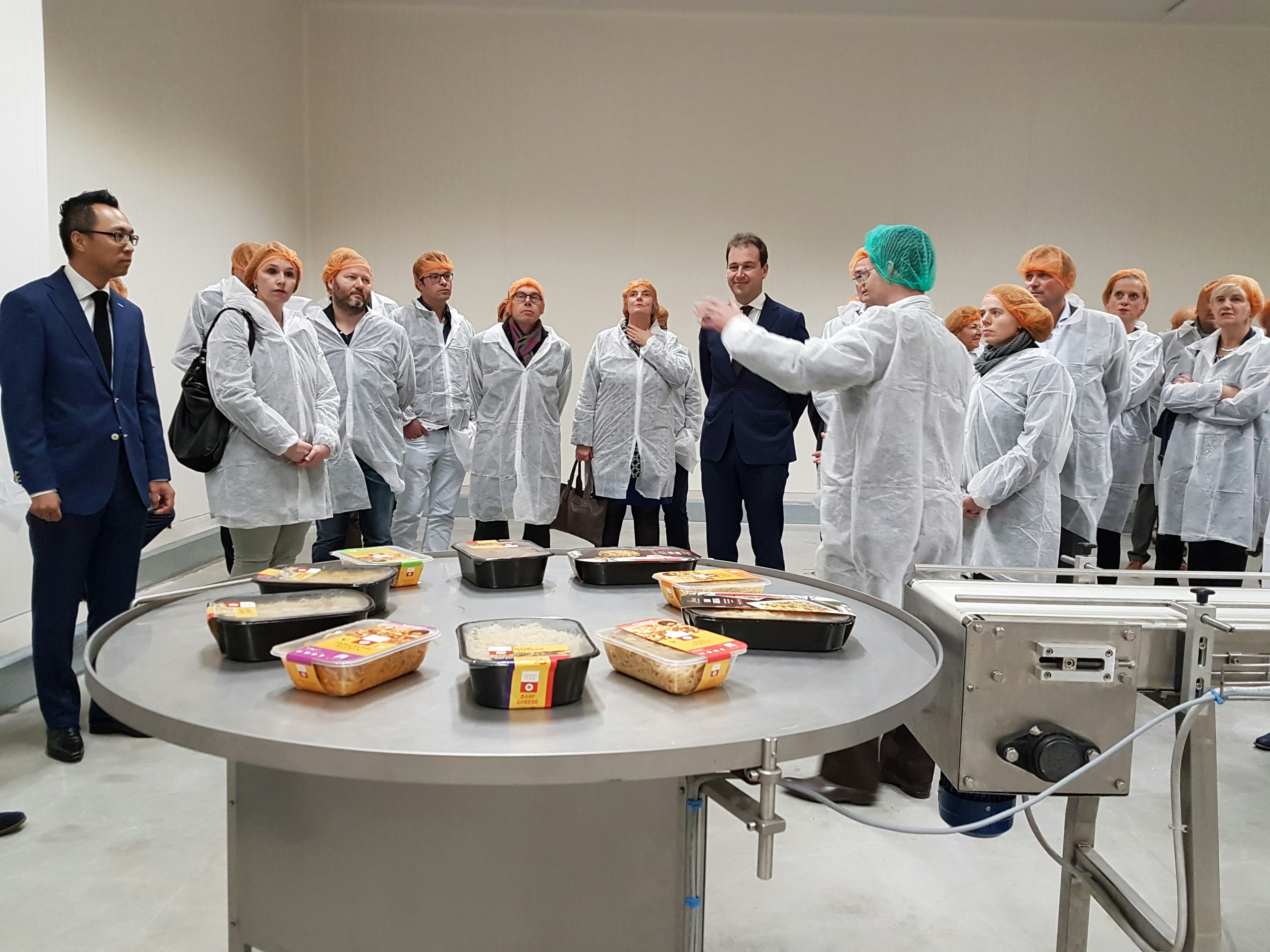 Minister Asscher krijgt uitleg bij de opening van de Plaza Foods-fabriek